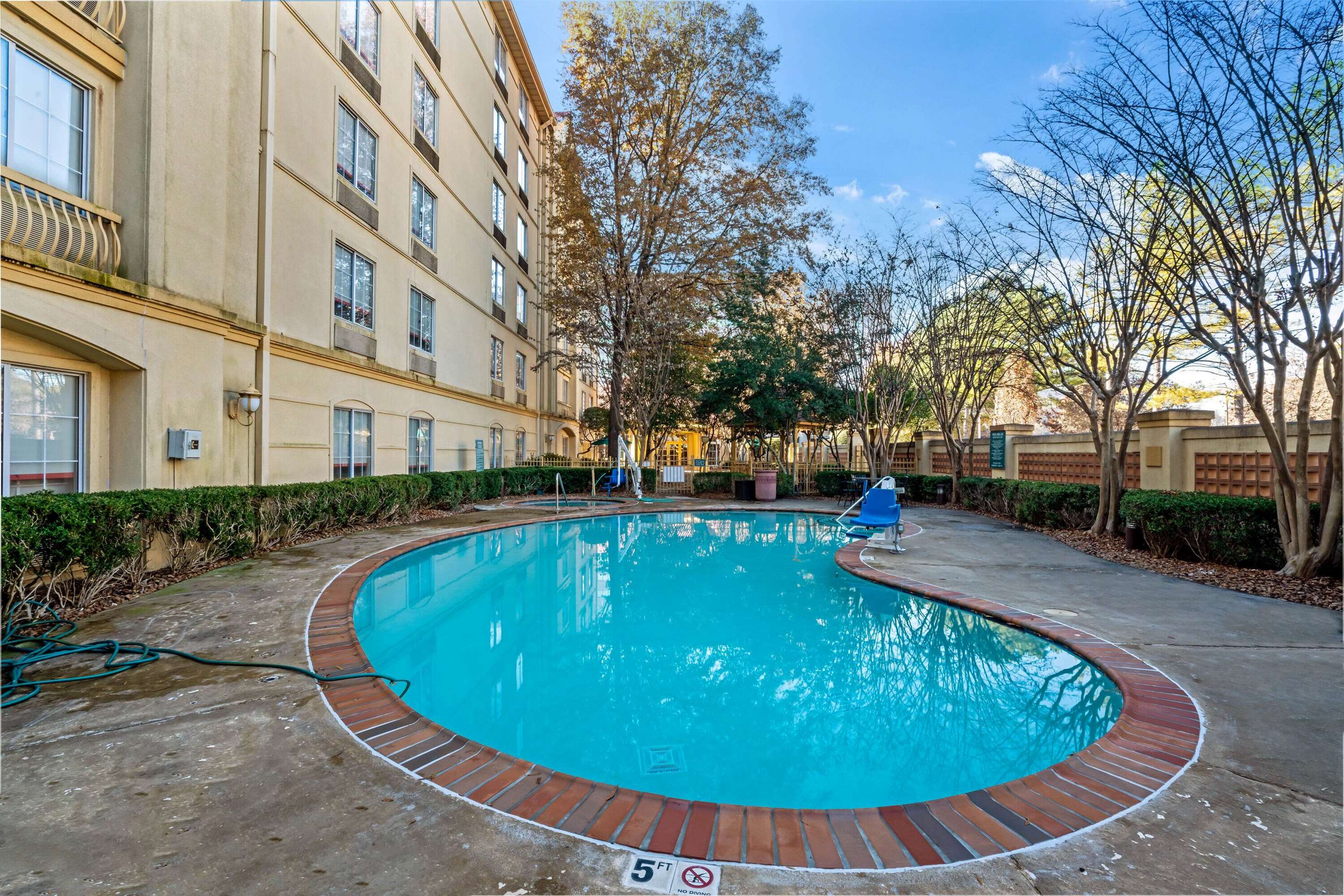 Pool | La Quinta Inn & Suites by Wyndham Memphis Primacy Parkway