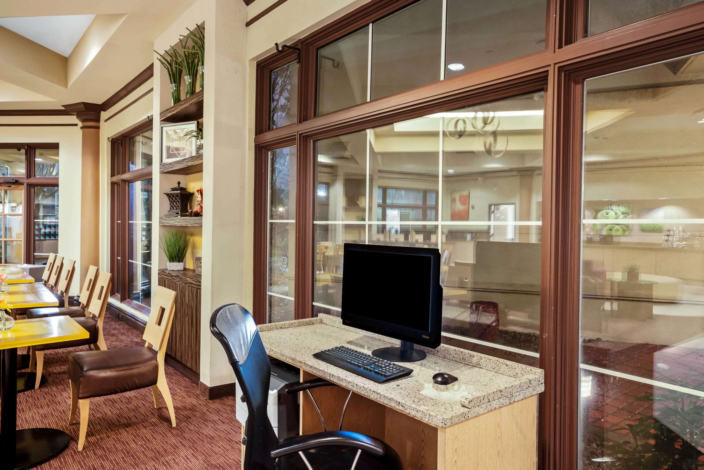 Business Center | La Quinta Inn & Suites by Wyndham Memphis Primacy Parkway