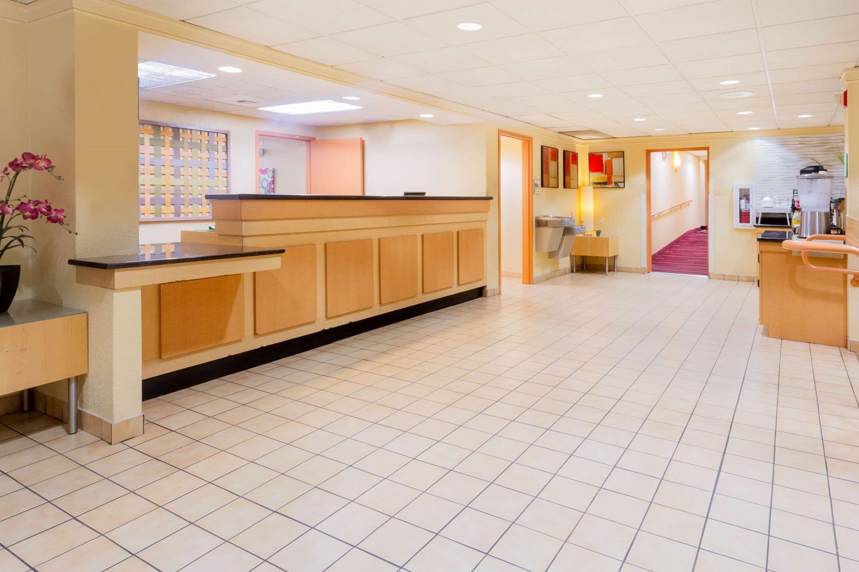 Lobby | La Quinta Inn & Suites by Wyndham Charlotte Airport North