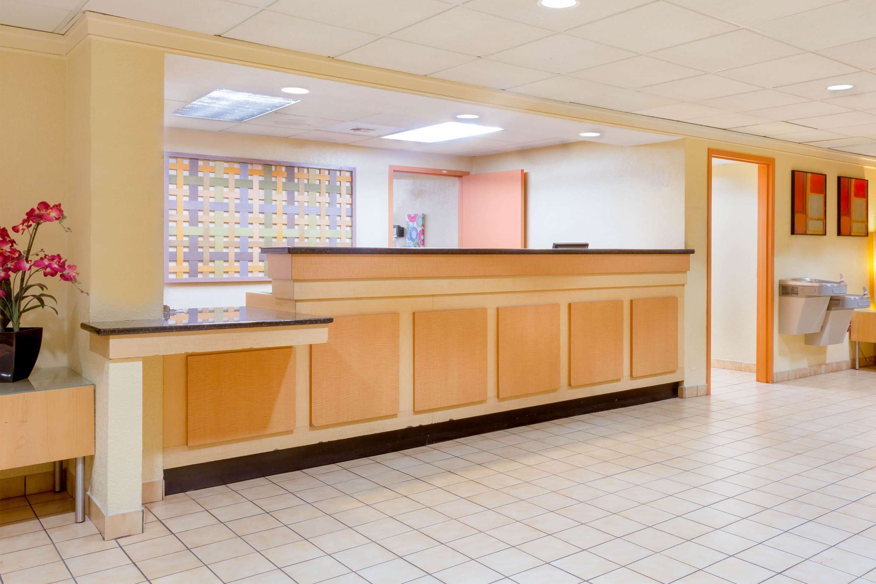 Lobby | La Quinta Inn & Suites by Wyndham Charlotte Airport North