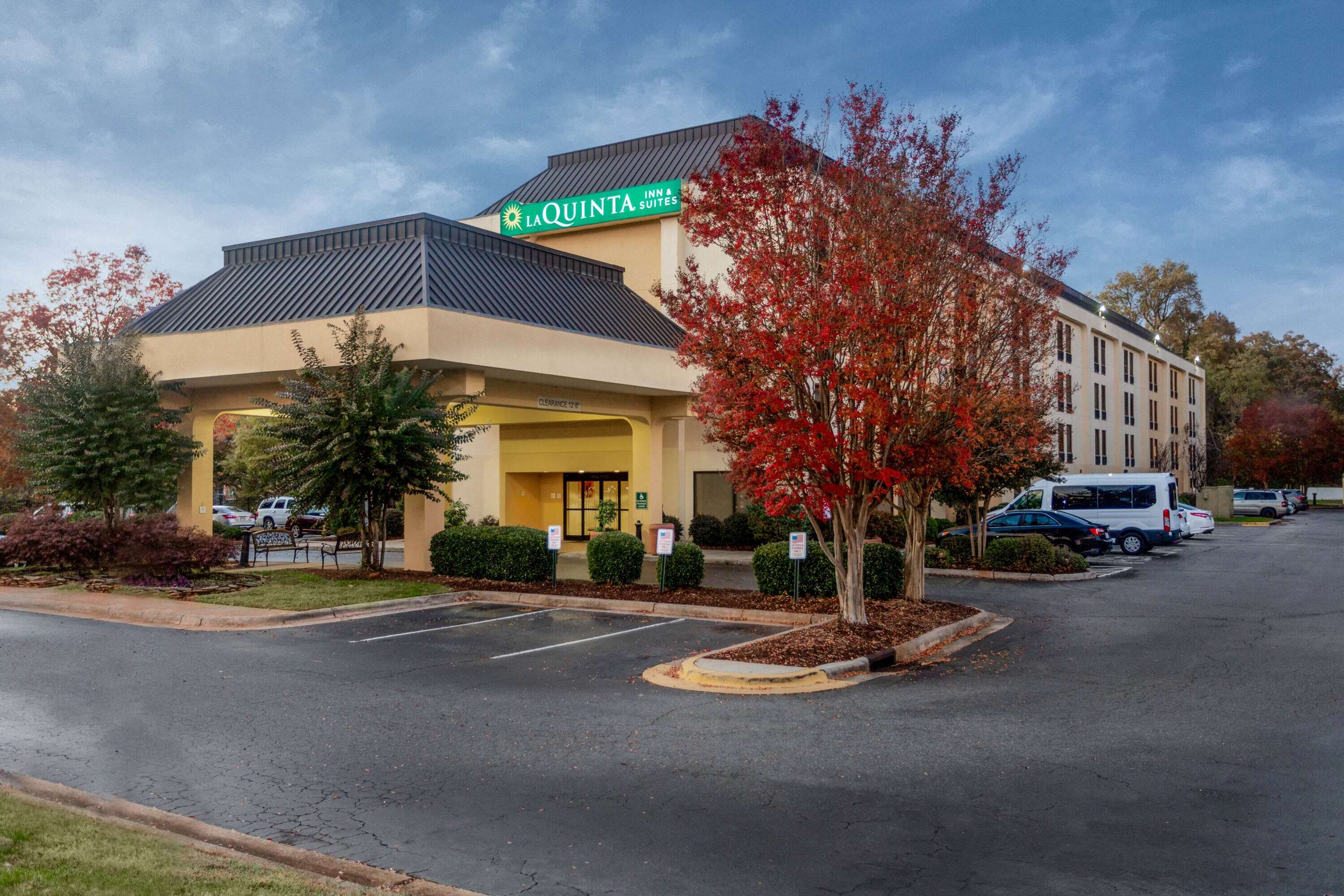 Exterior | La Quinta Inn & Suites by Wyndham Charlotte Airport North