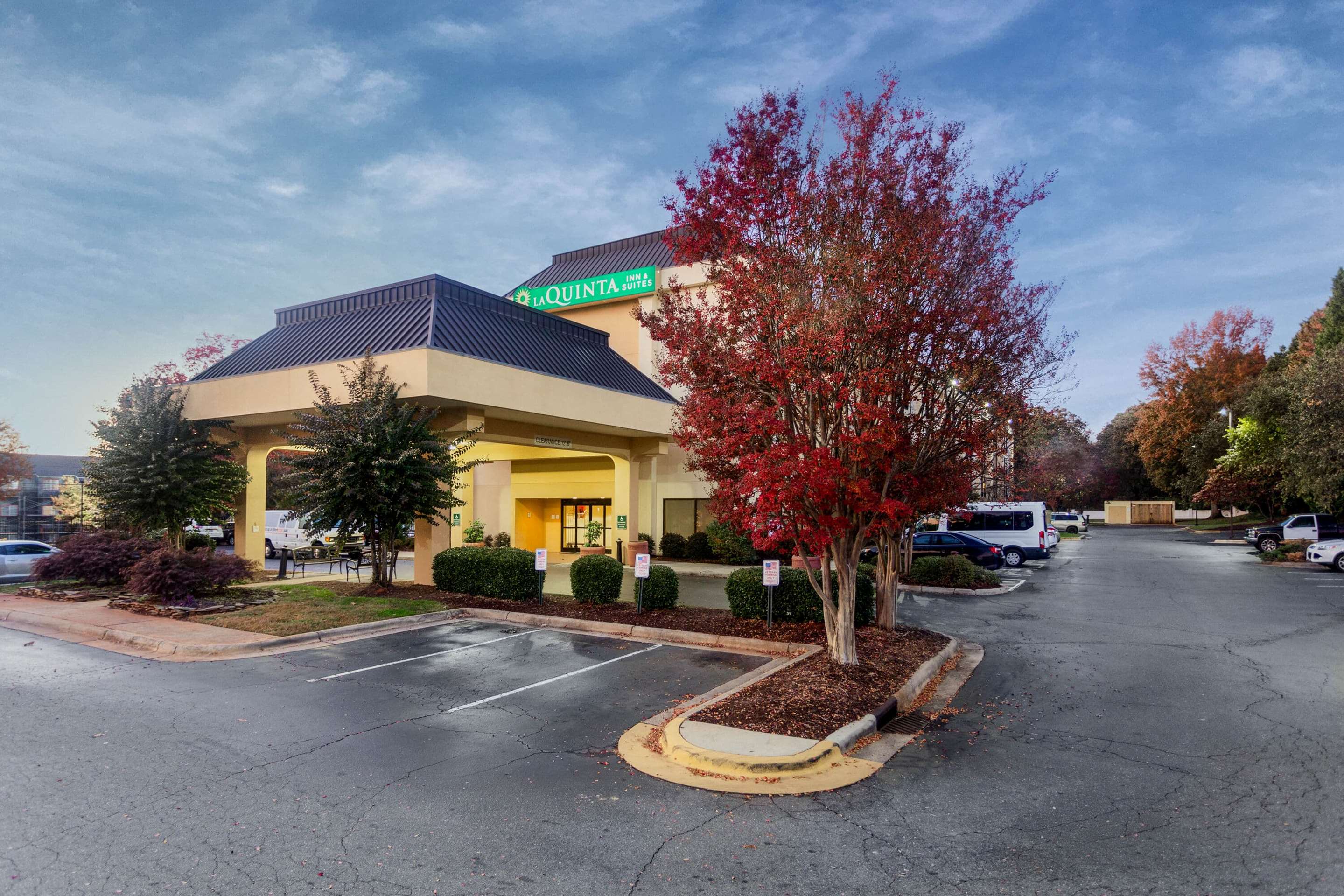 Exterior | La Quinta Inn & Suites by Wyndham Charlotte Airport North