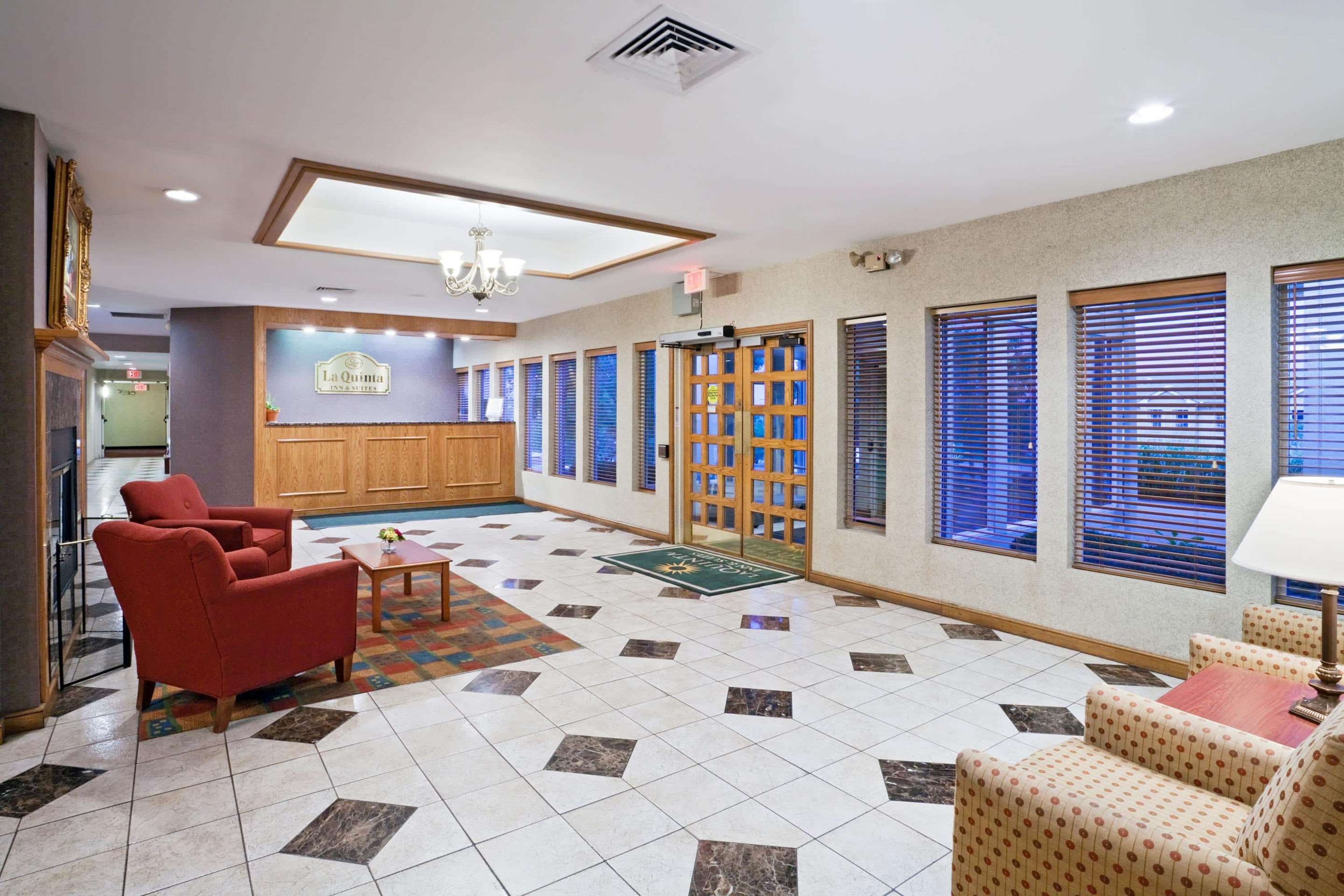 Lobby | La Quinta Inn & Suites by Wyndham Overland Park