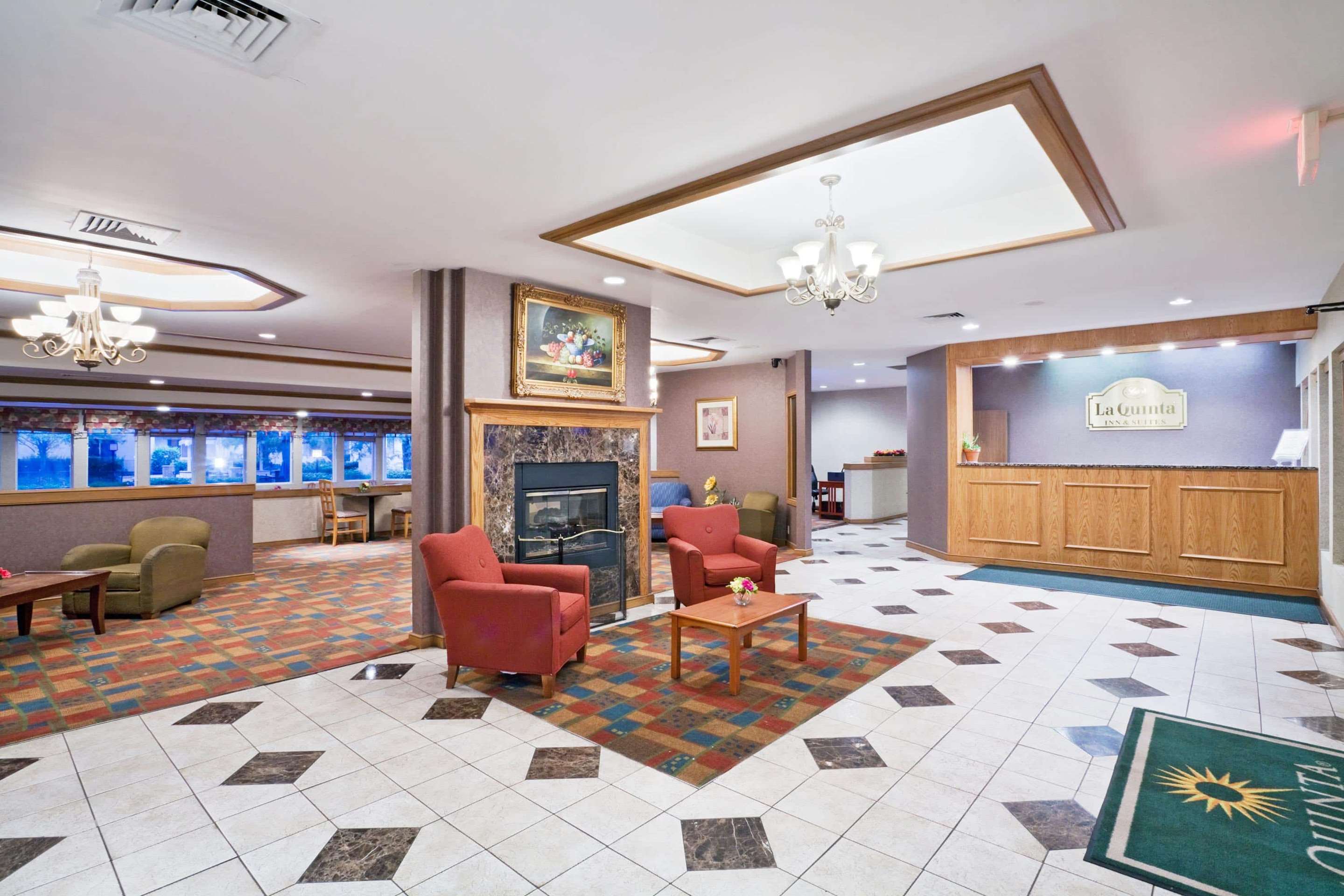 Lobby | La Quinta Inn & Suites by Wyndham Overland Park