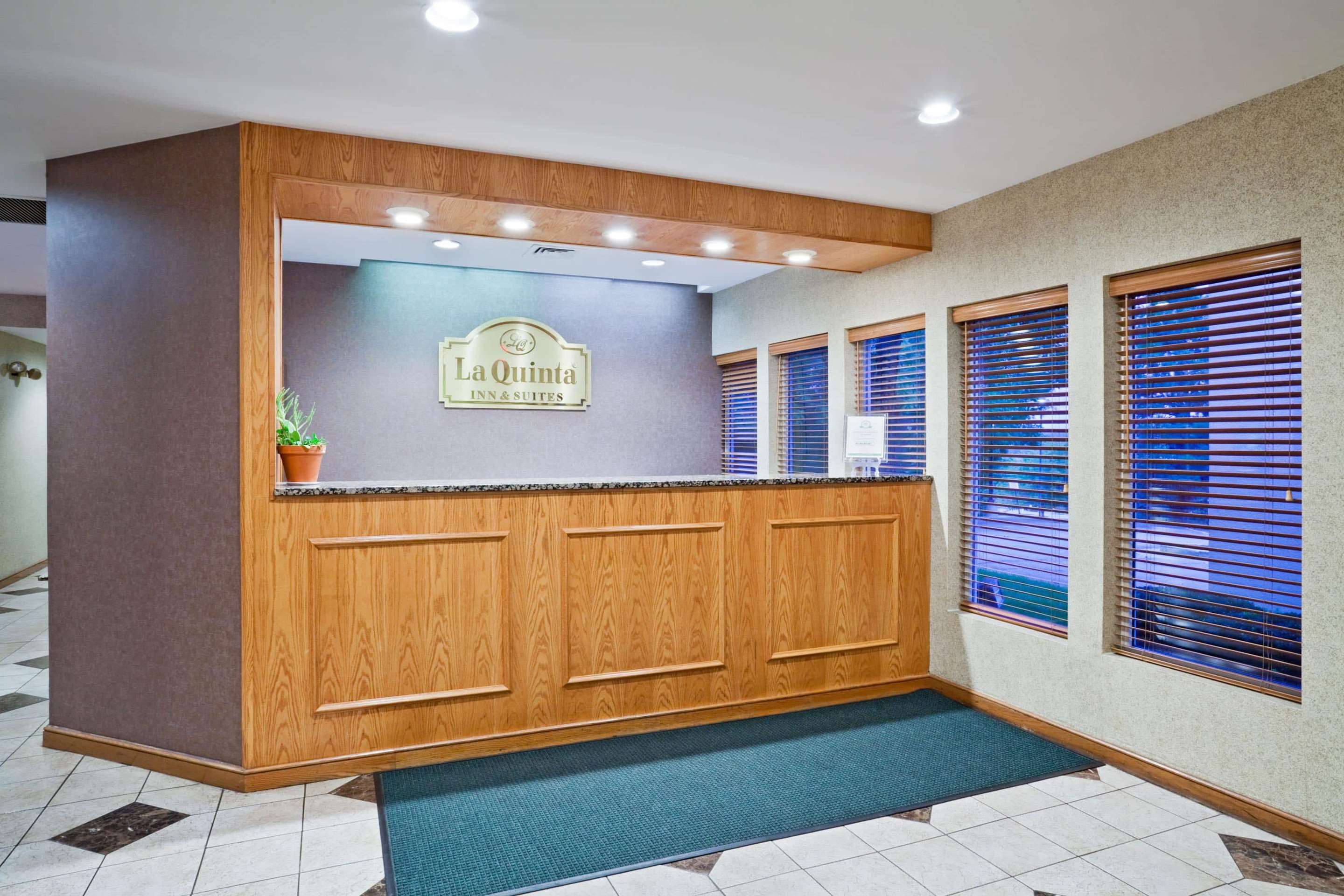 Lobby | La Quinta Inn & Suites by Wyndham Overland Park