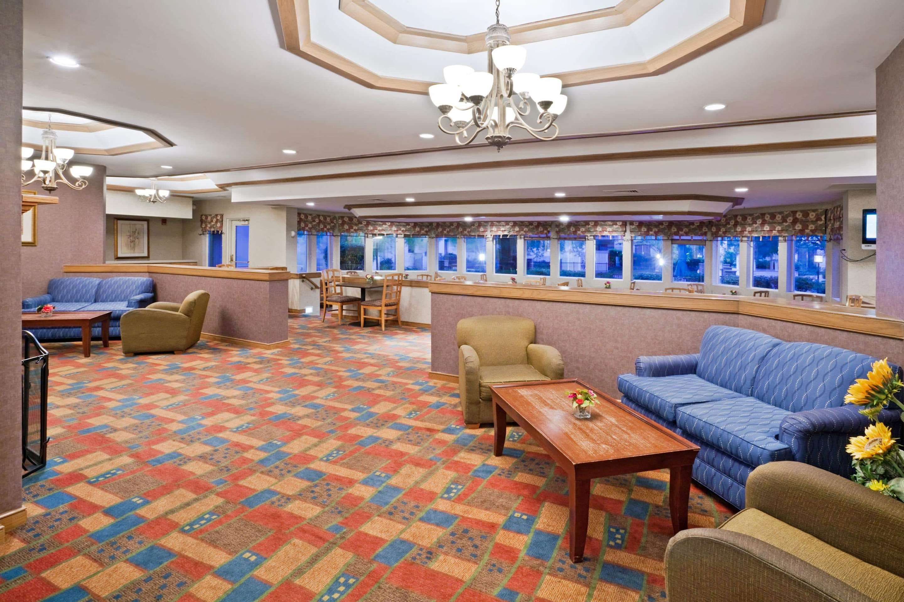Lobby | La Quinta Inn & Suites by Wyndham Overland Park