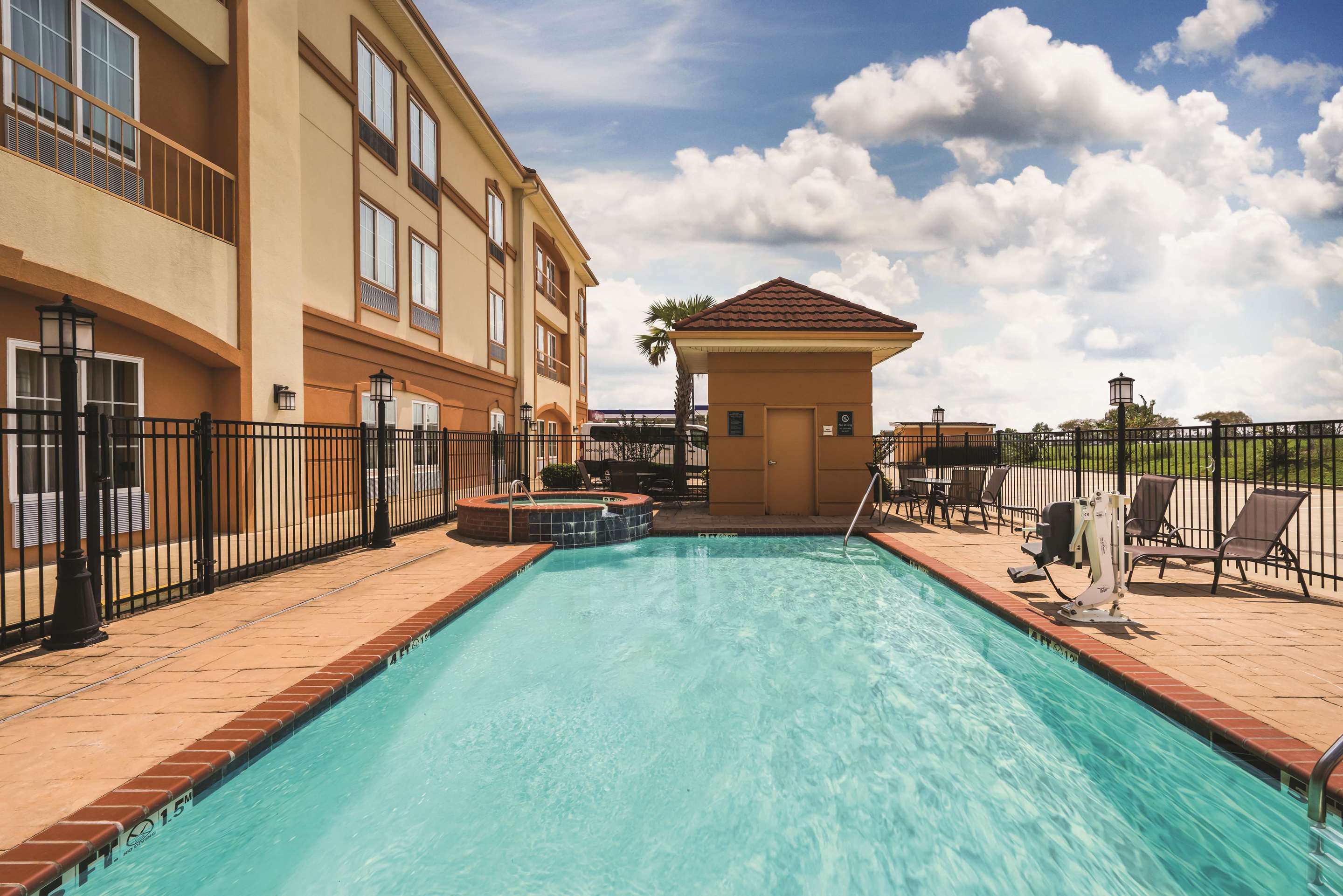 Pool | La Quinta Inn & Suites by Wyndham Brandon Jackson Airport E