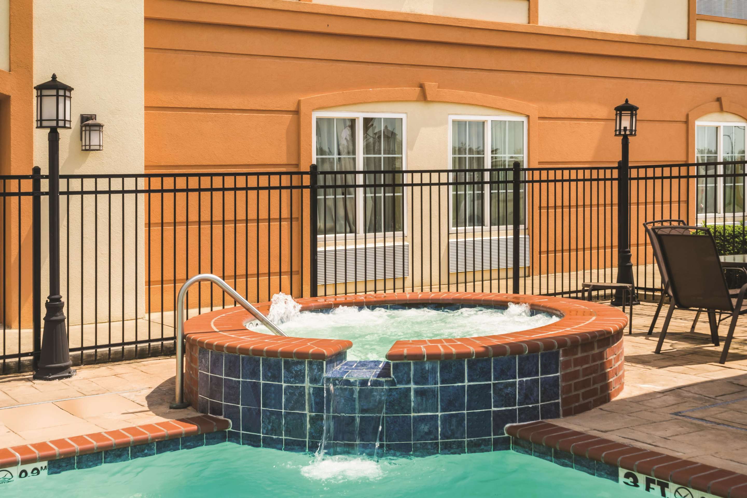 Pool | La Quinta Inn & Suites by Wyndham Brandon Jackson Airport E