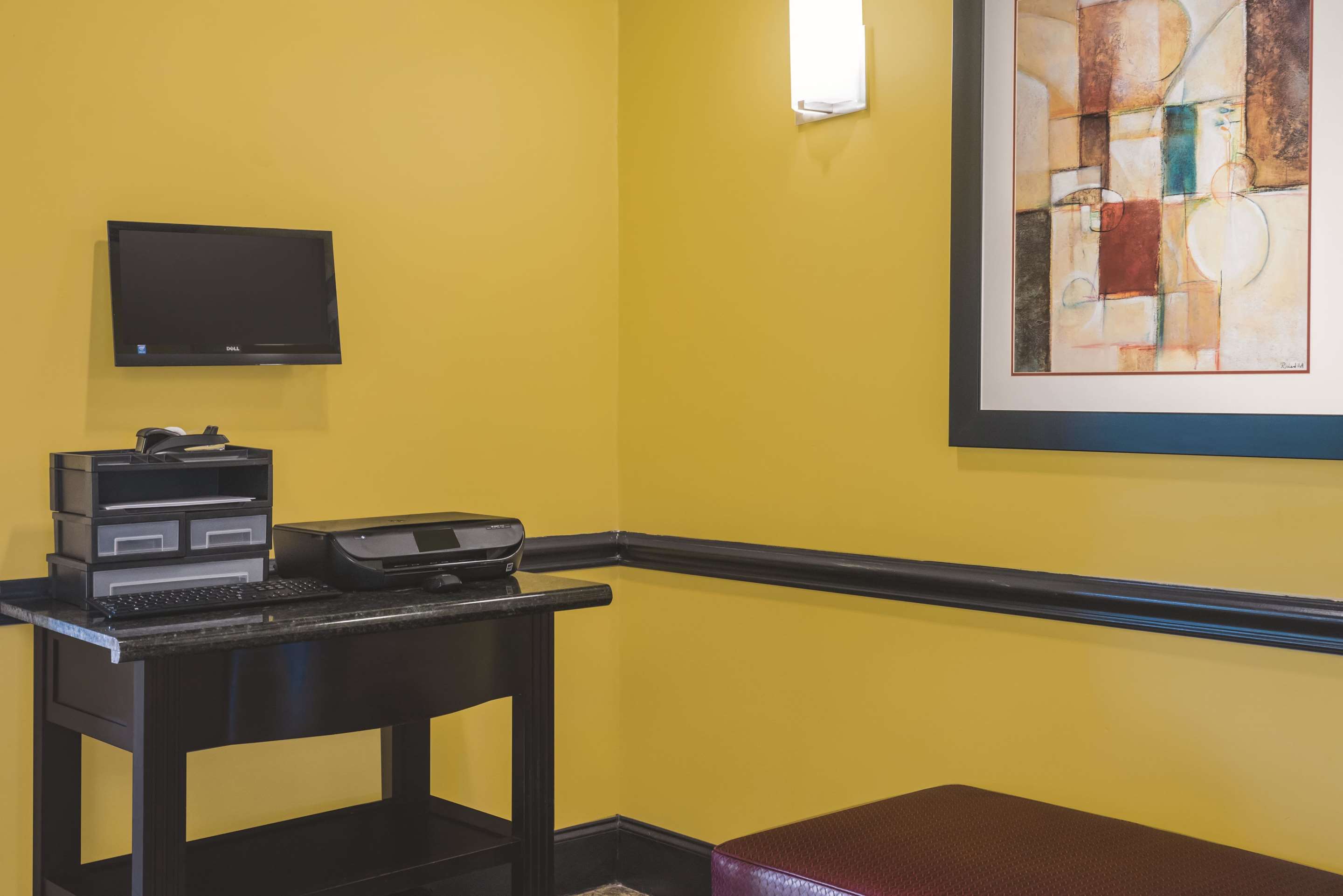 Business Center | La Quinta Inn & Suites by Wyndham Brandon Jackson Airport E