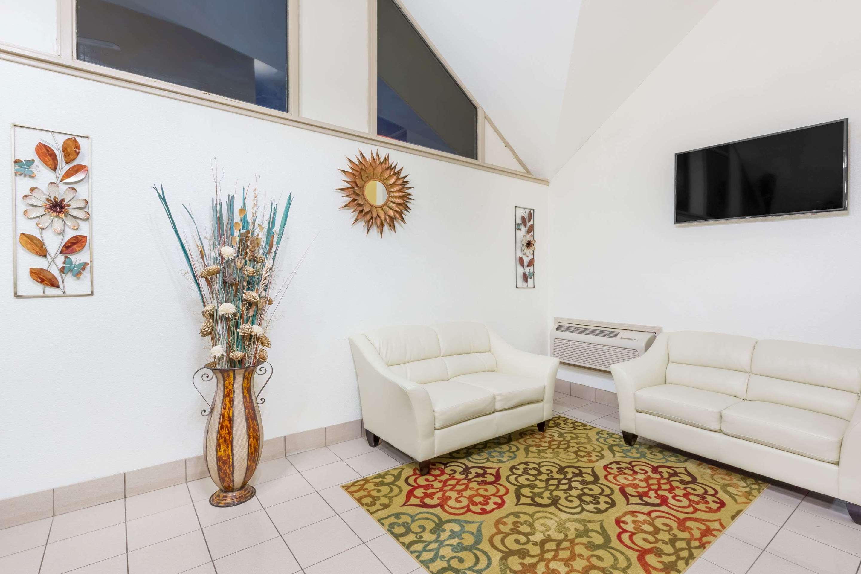 Lobby | Super 8 by Wyndham Wichita Airport