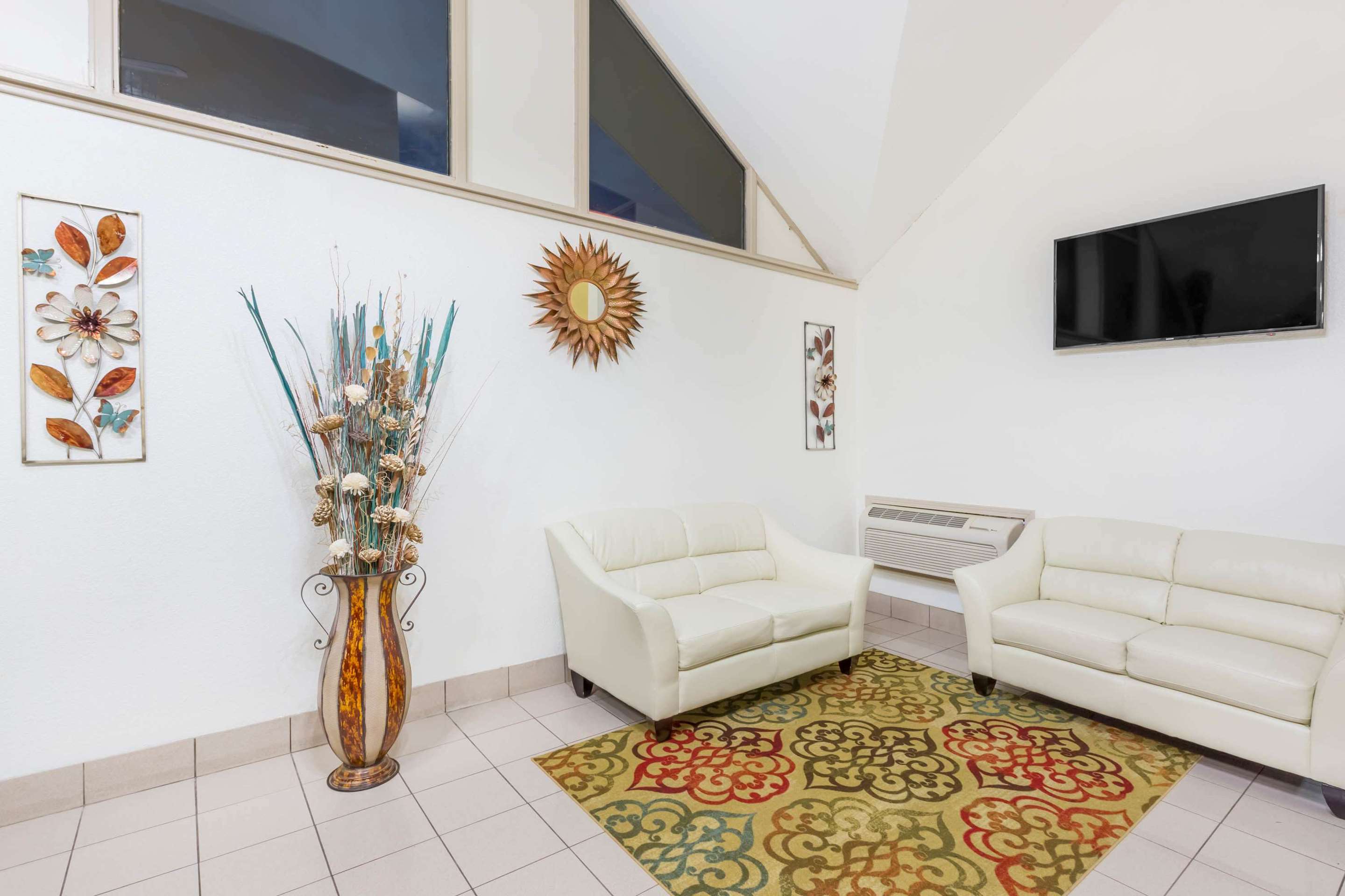 Lobby | Super 8 by Wyndham Wichita Airport