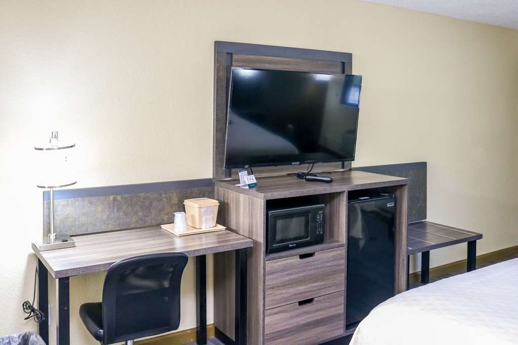 King room with flat-screen television