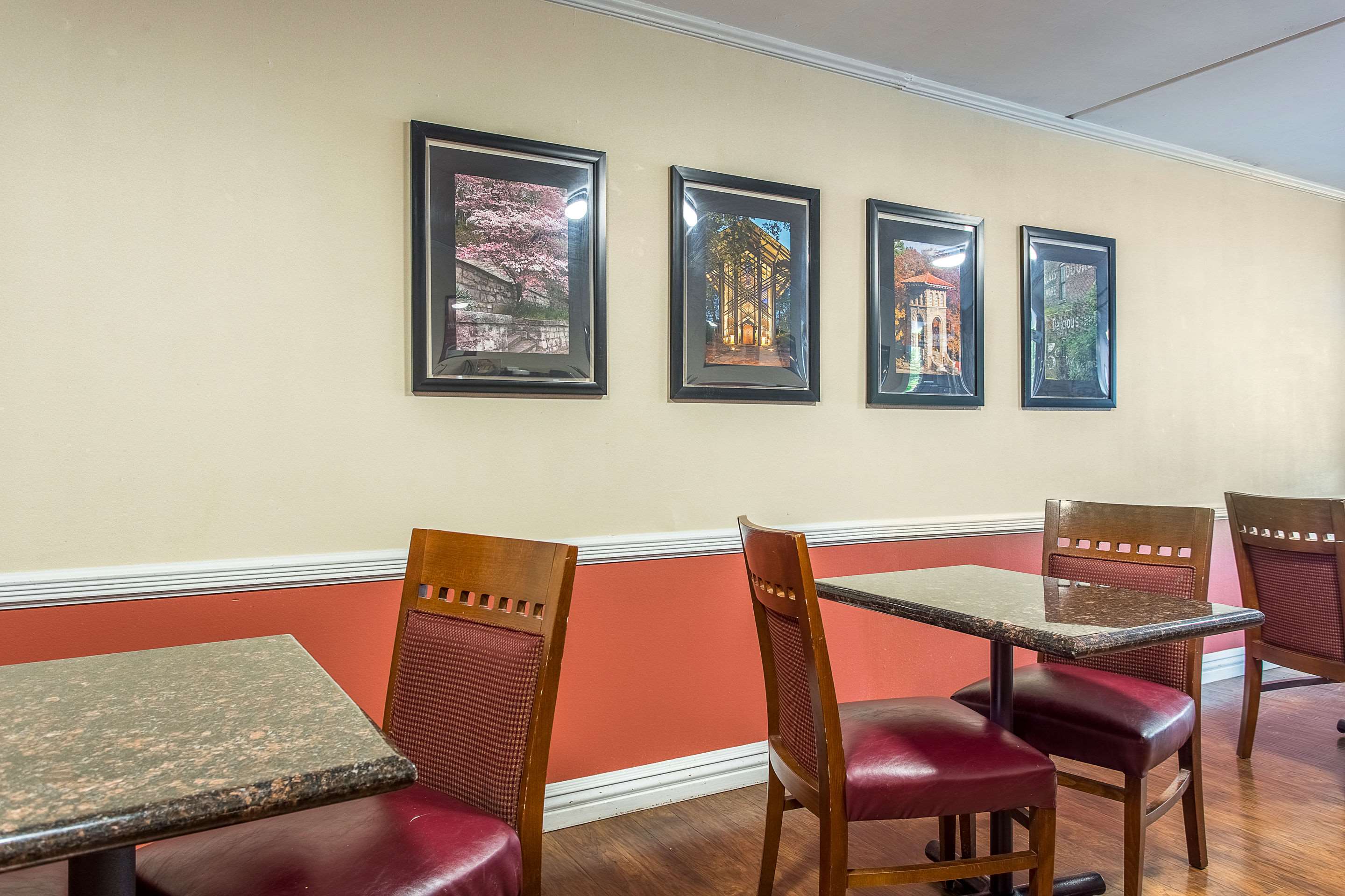 Breakfast area | Econo Lodge