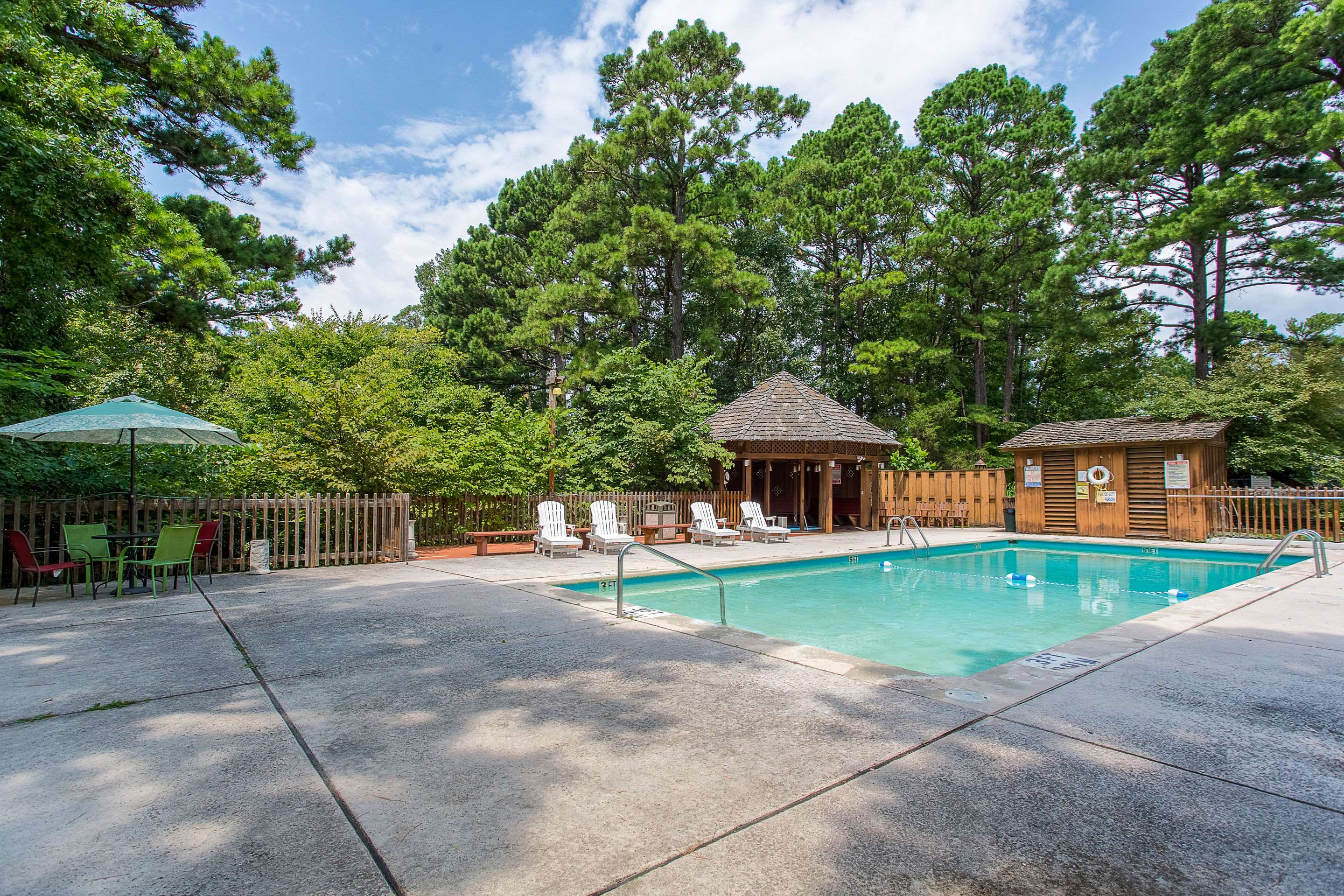 Outdoor pool | Econo Lodge