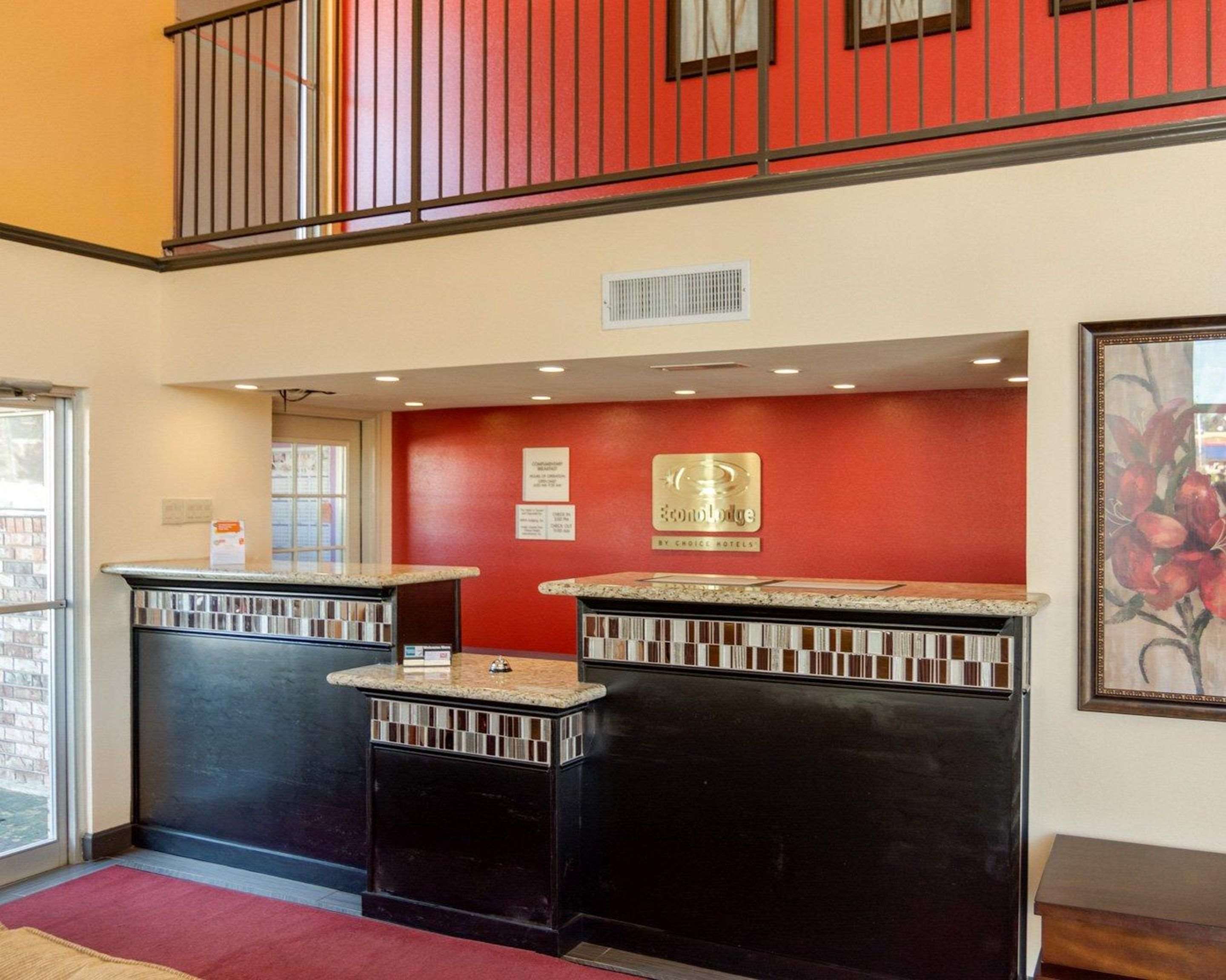 Front desk | Econo Lodge Russellville I-40