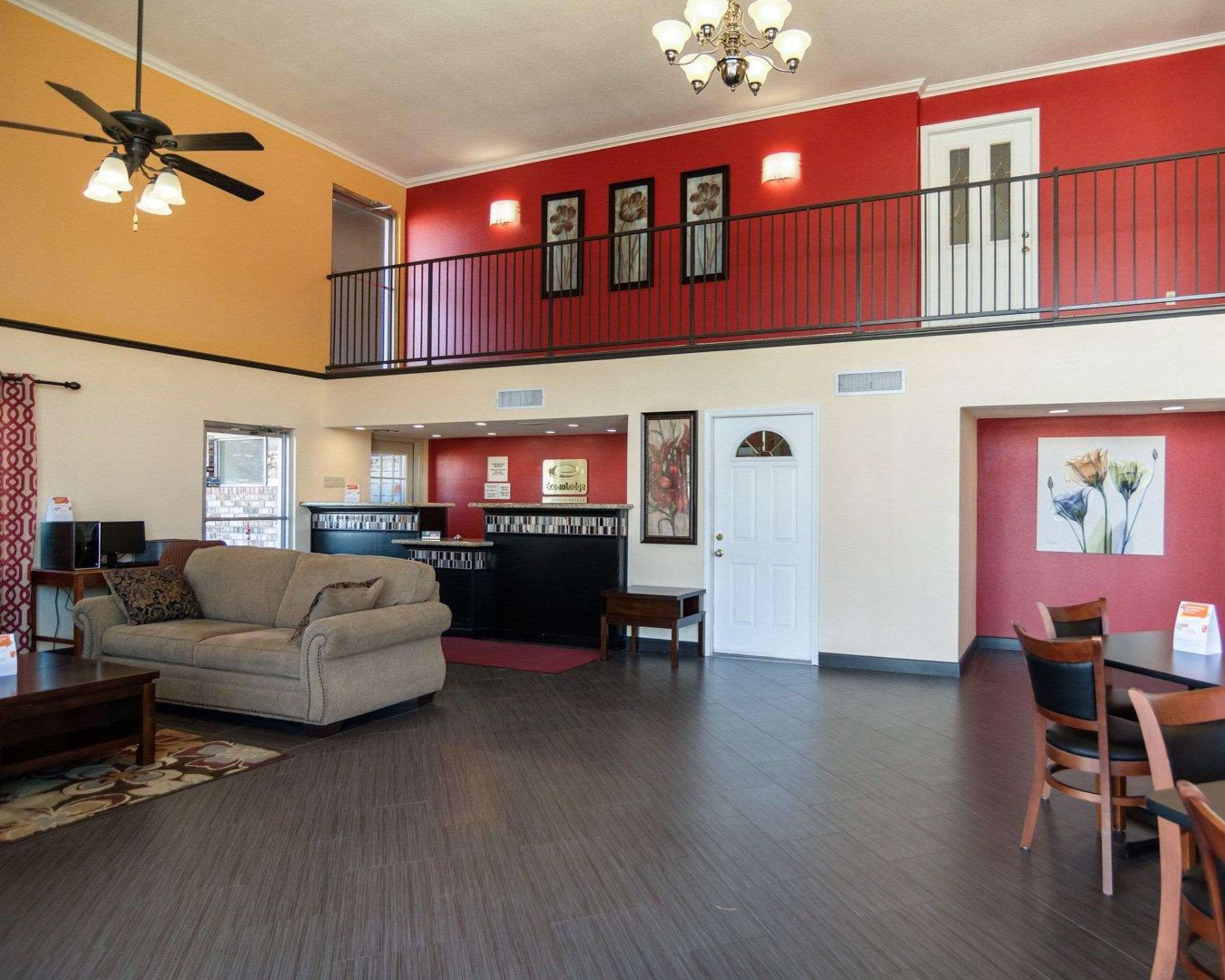 Spacious lobby | Econo Lodge Russellville I-40