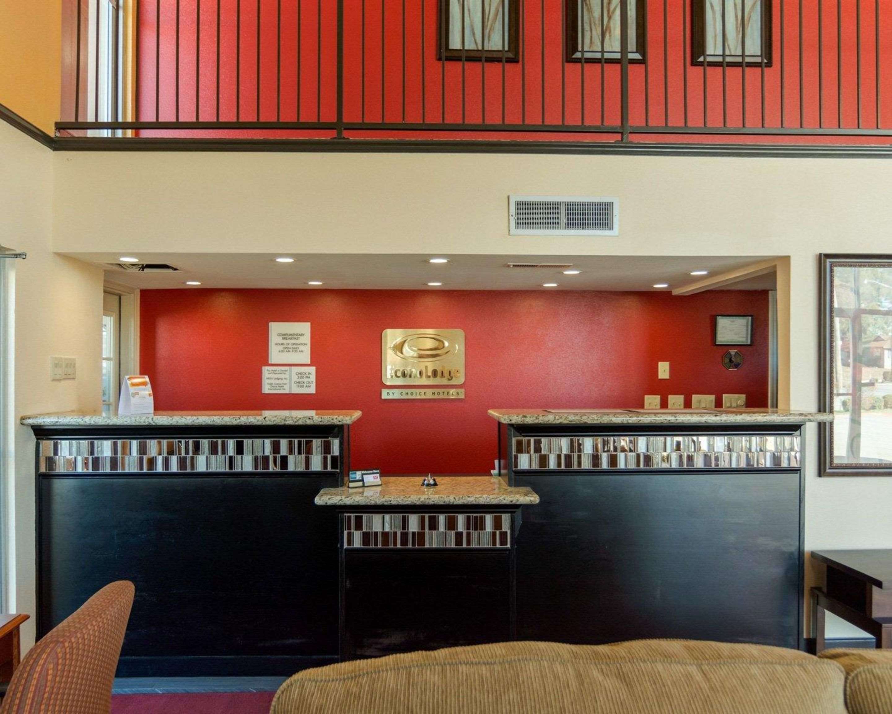 Front desk with friendly staff | Econo Lodge Russellville I-40