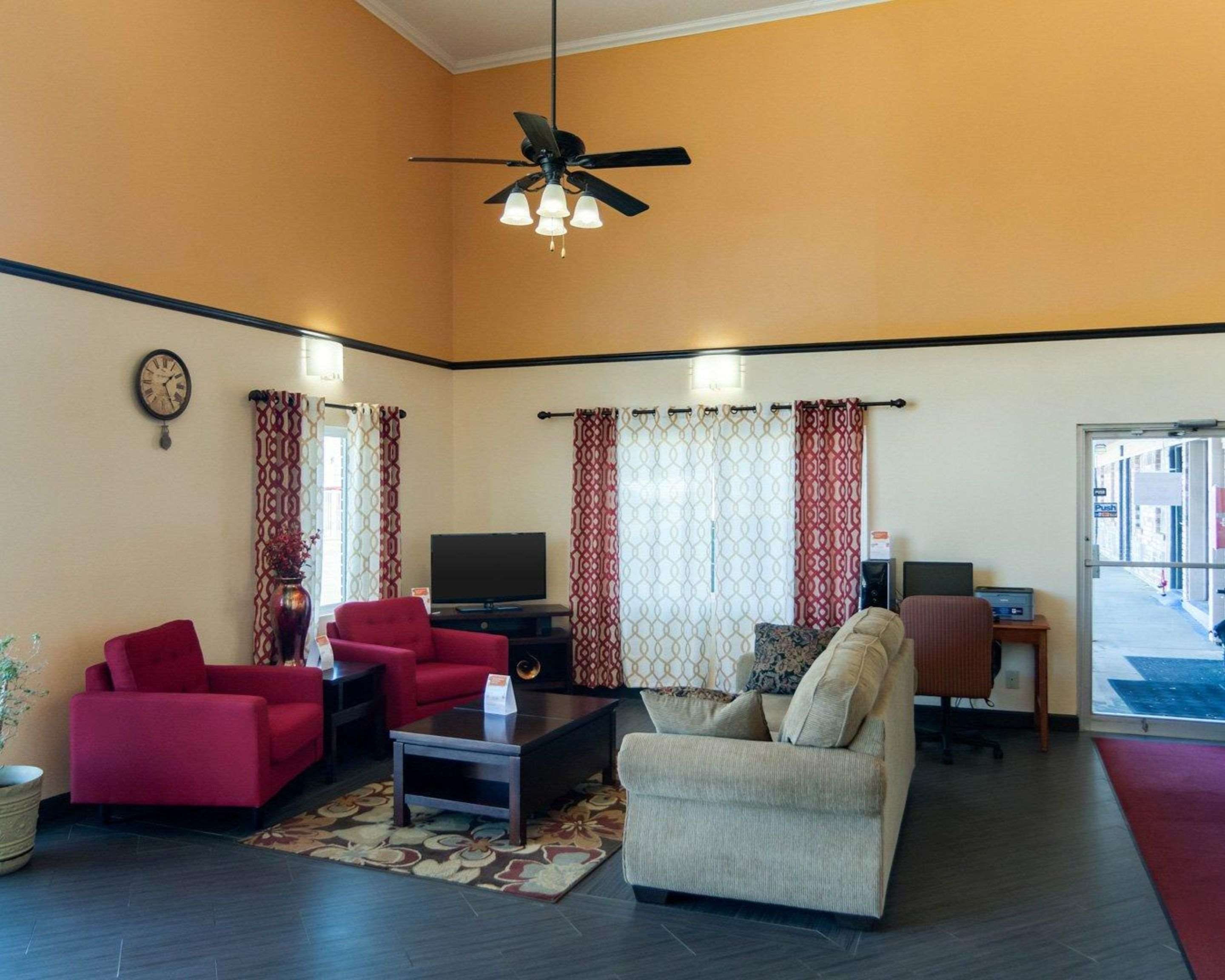 Spacious lobby with sitting area | Econo Lodge Russellville I-40