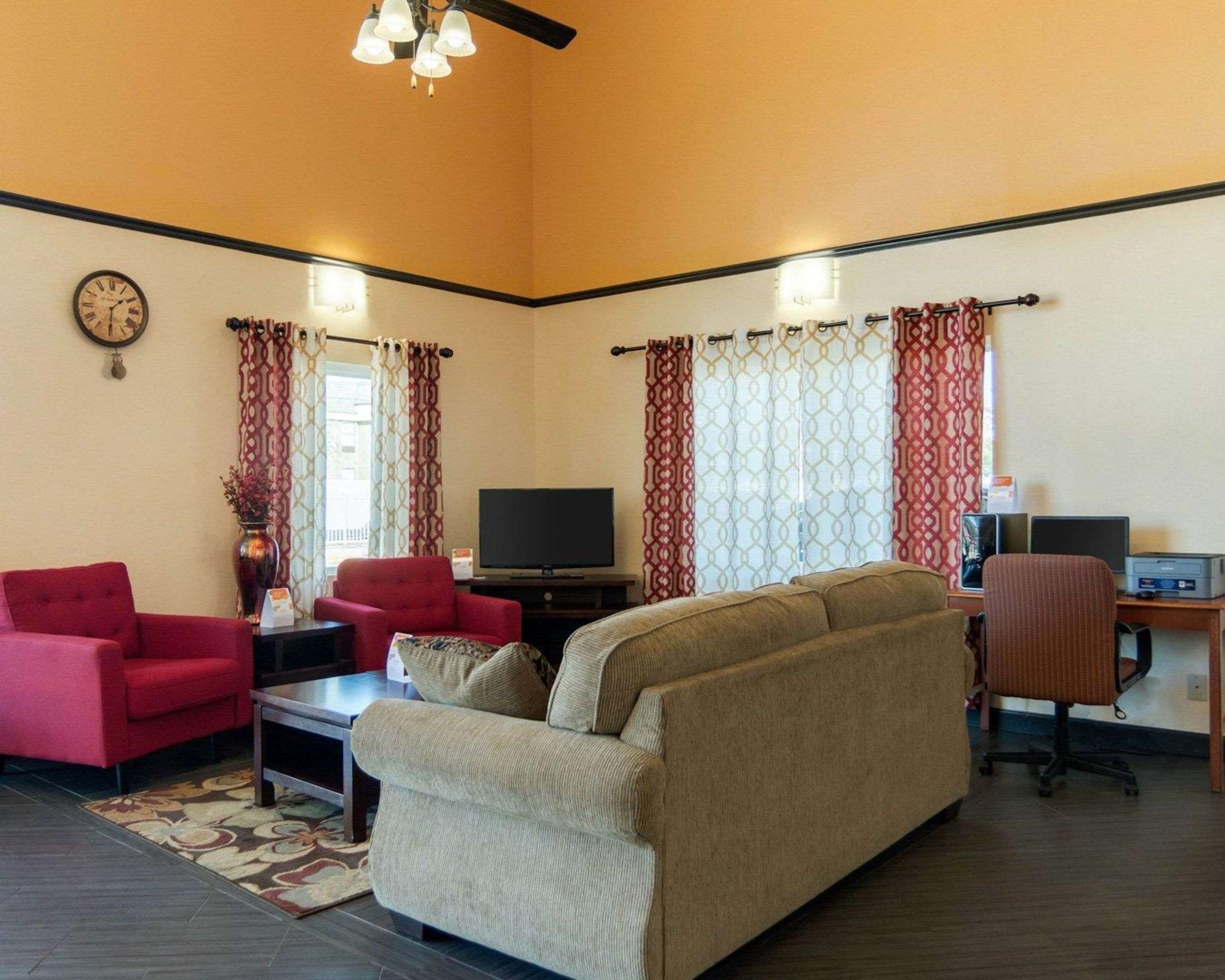 Lobby with sitting area | Econo Lodge Russellville I-40
