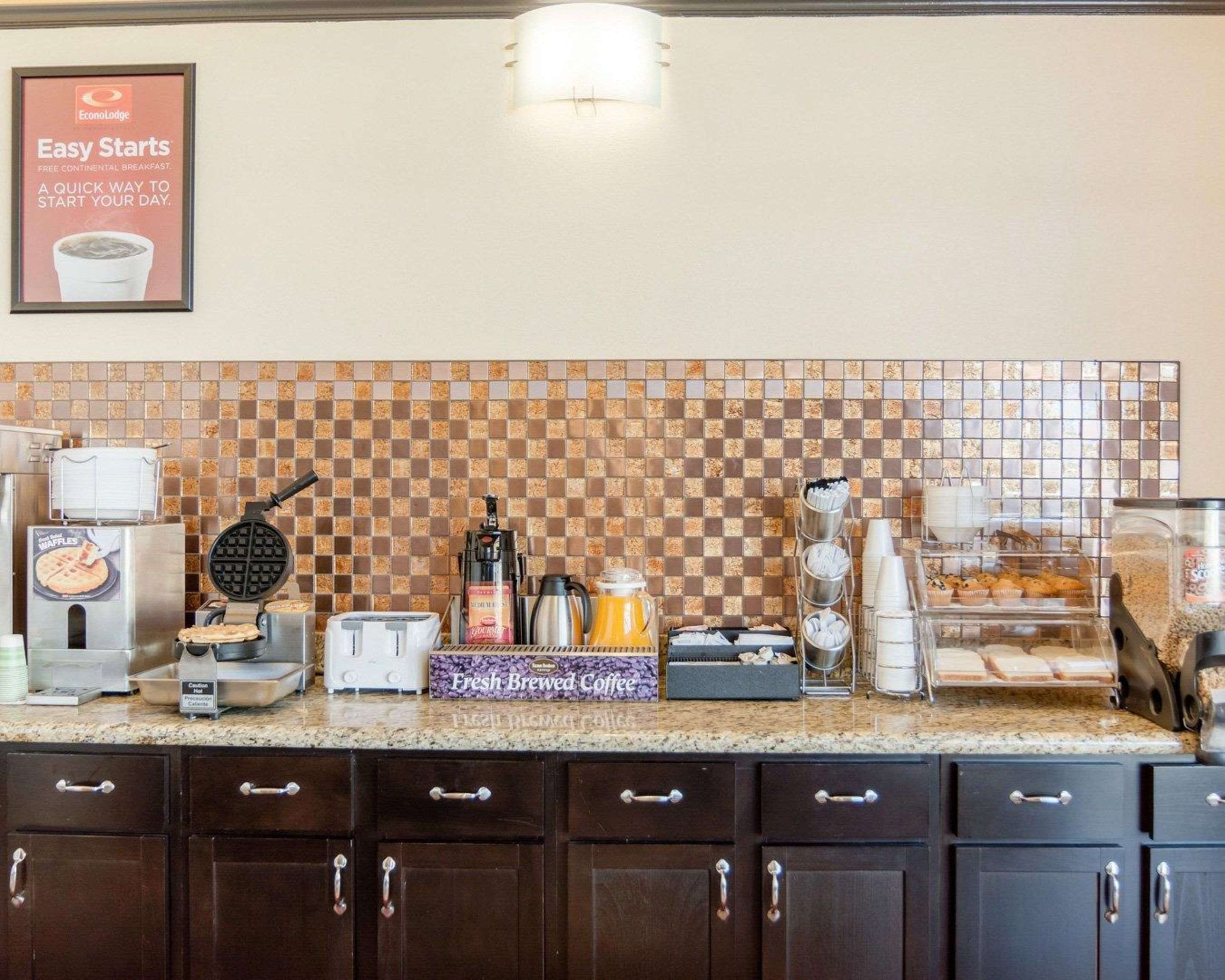 Free continental breakfast | Econo Lodge Russellville I-40