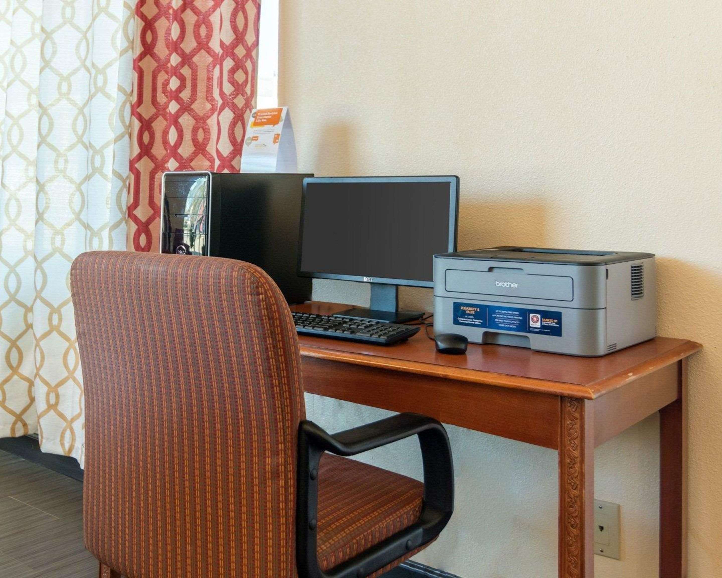 Business center with high-speed Internet access | Econo Lodge Russellville I-40