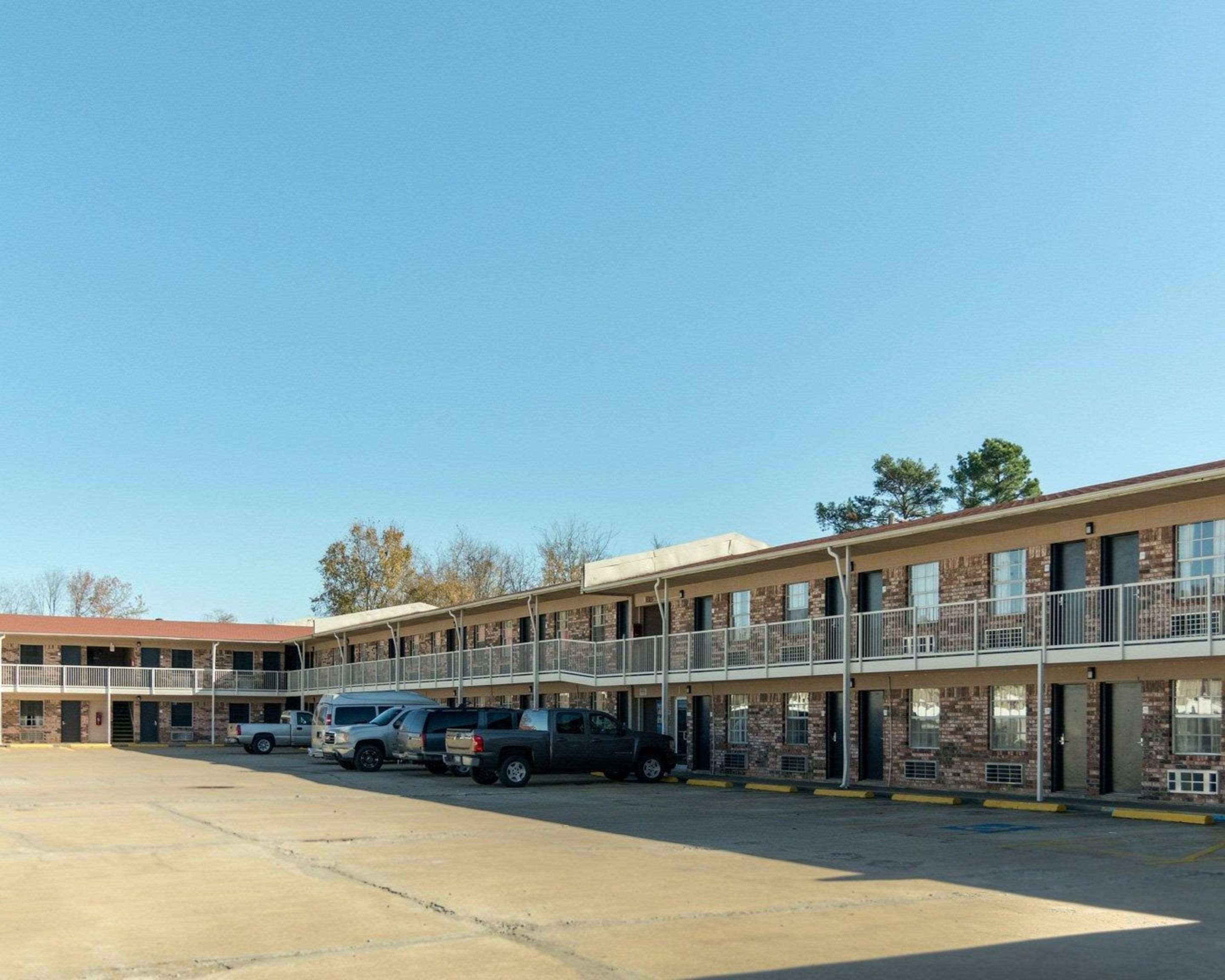 Hotel near state park | Econo Lodge Russellville I-40