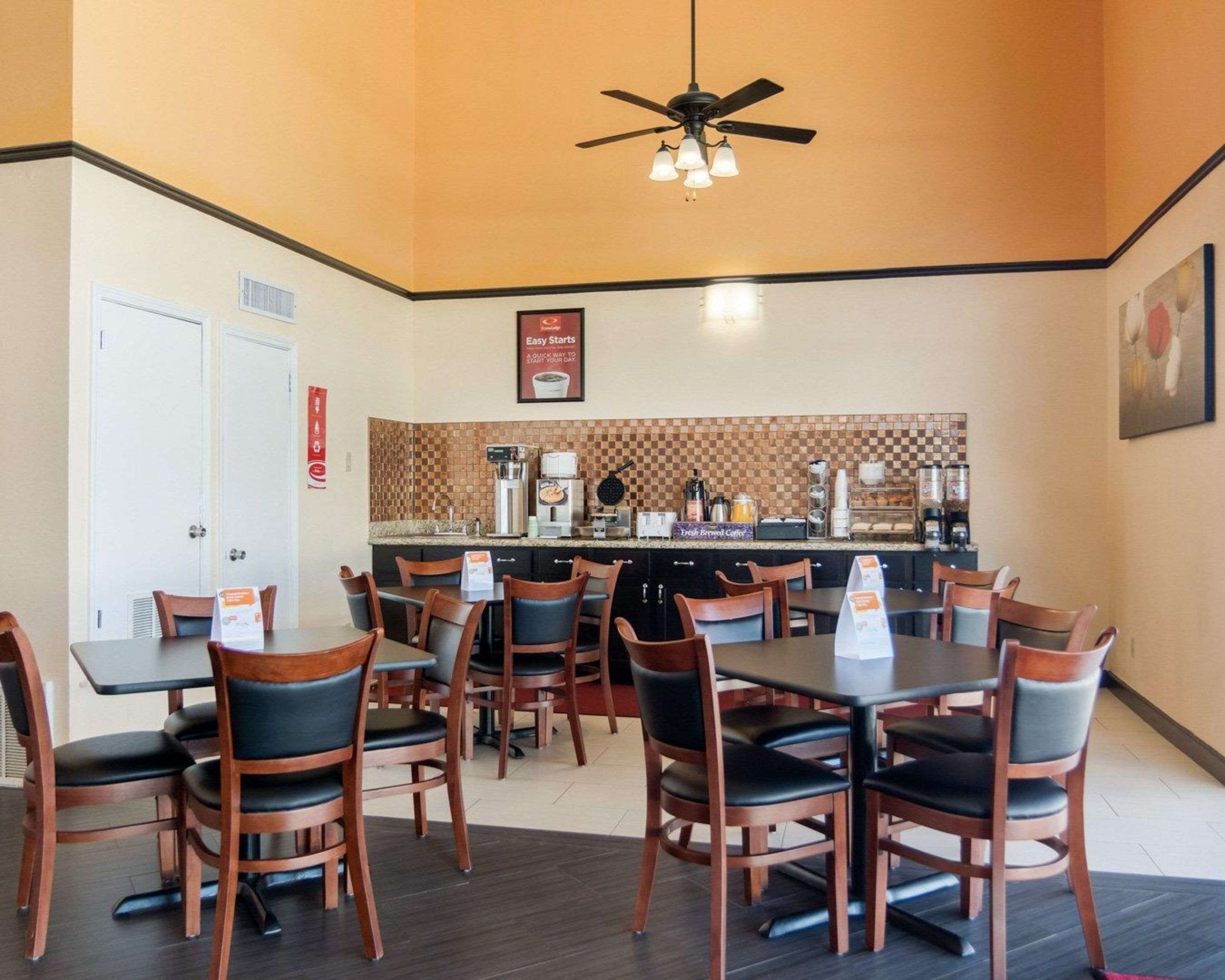 Breakfast area | Econo Lodge Russellville I-40