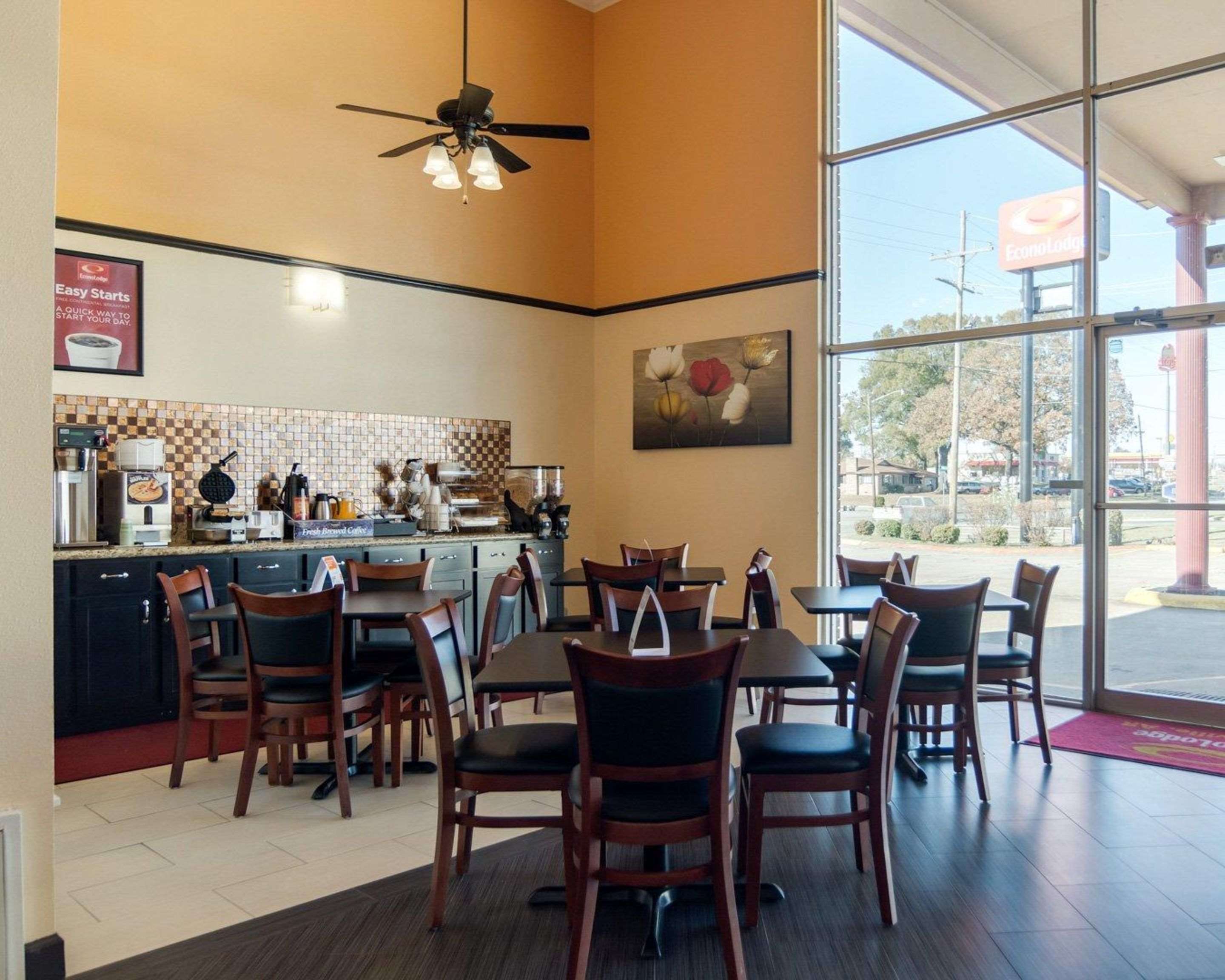 Enjoy breakfast in this seating area | Econo Lodge Russellville I-40