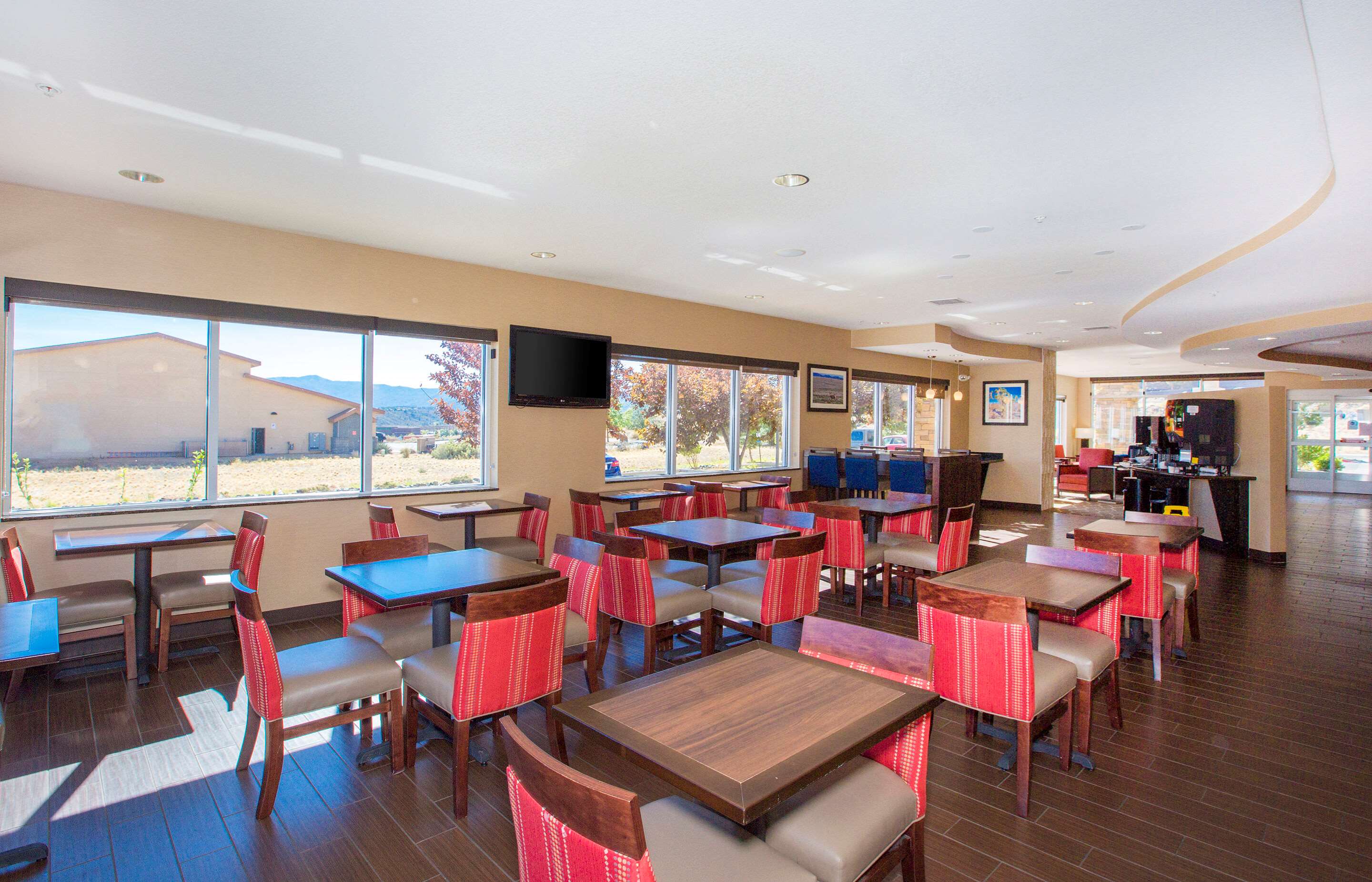 Breakfast area | Comfort Suites Prescott Vly