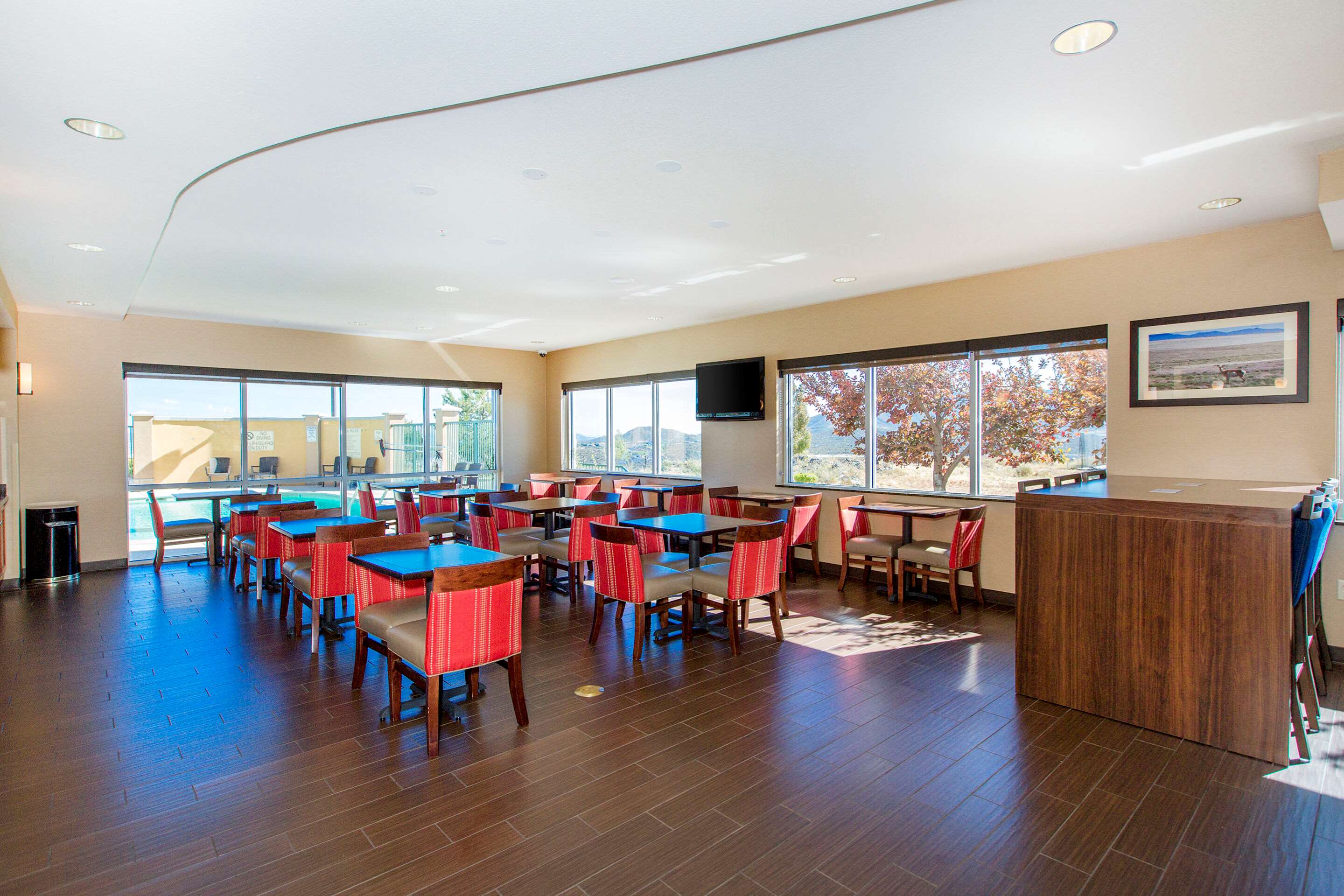 Breakfast area | Comfort Suites Prescott Vly