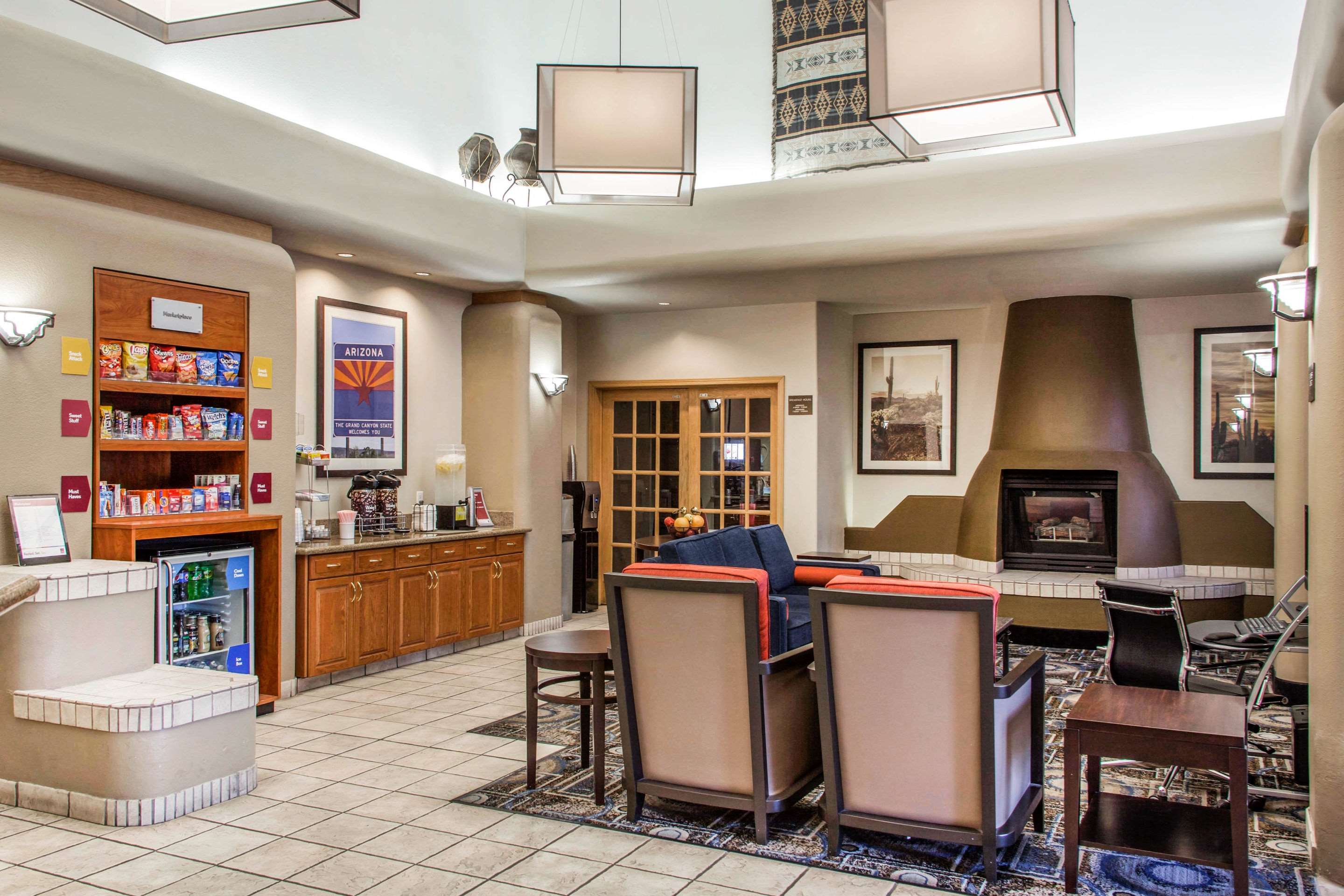 Spacious lobby with sitting area | Hotel Scottsdale
