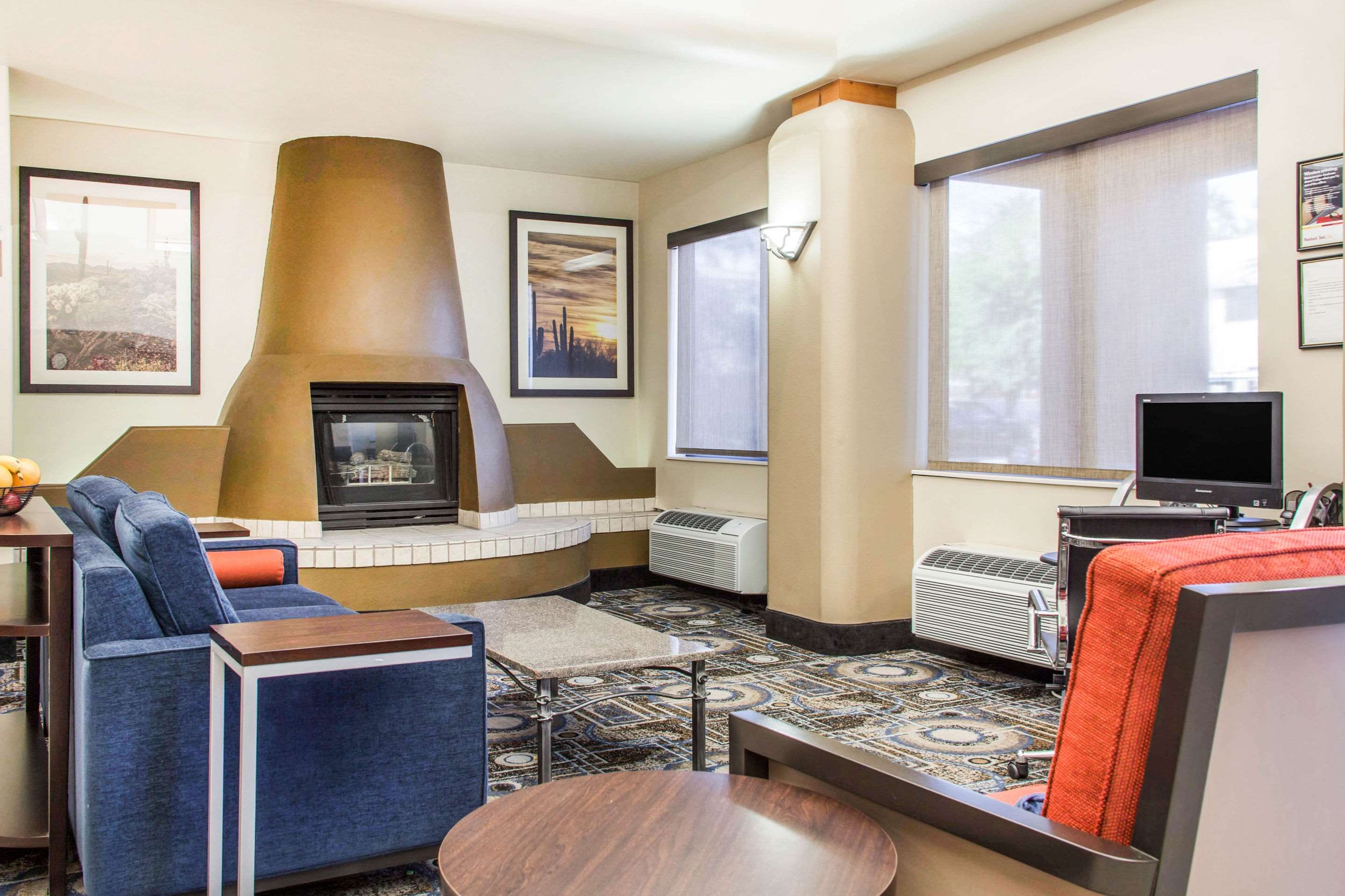 Spacious lobby with sitting area | Hotel Scottsdale