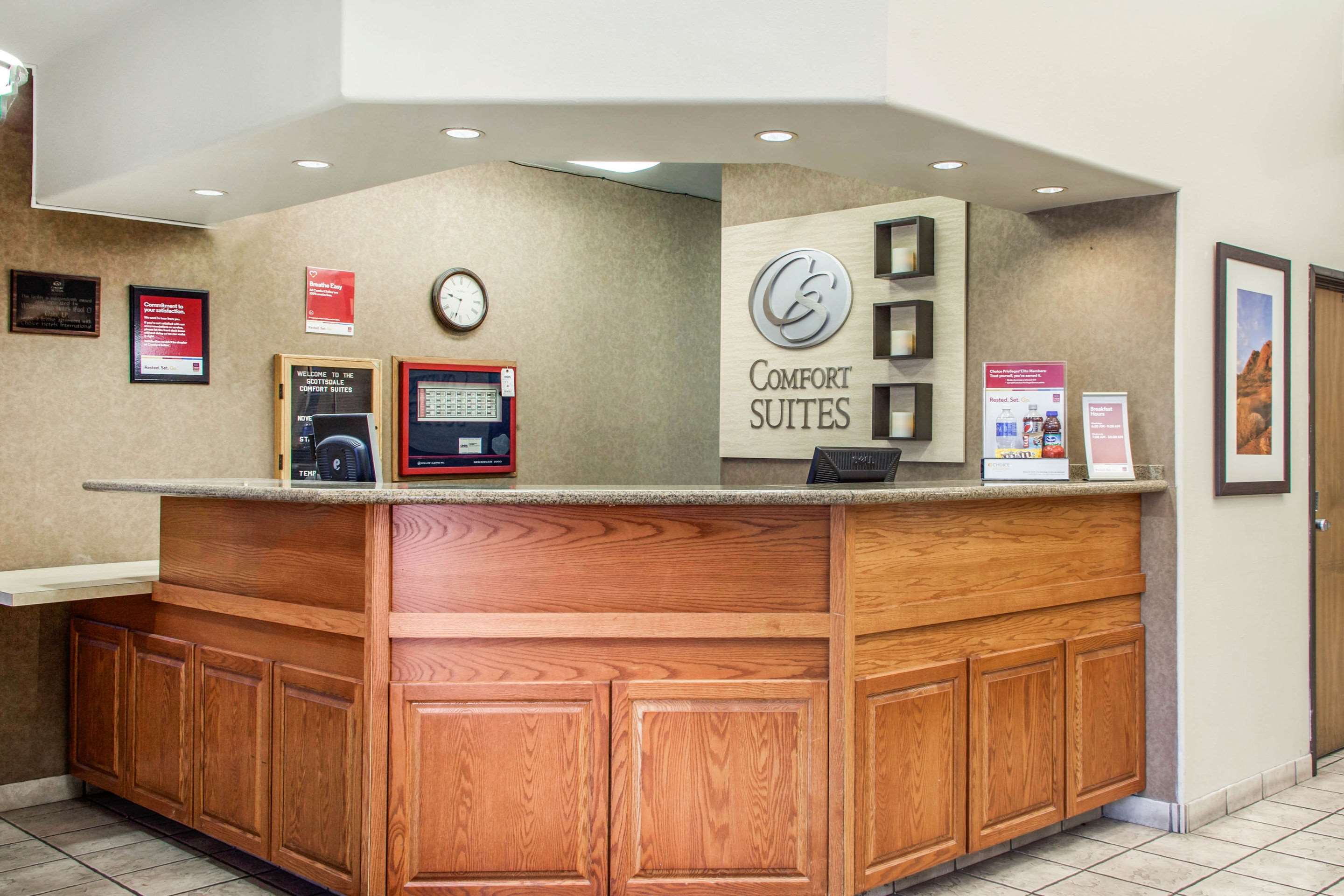 Spacious lobby with sitting area | Hotel Scottsdale