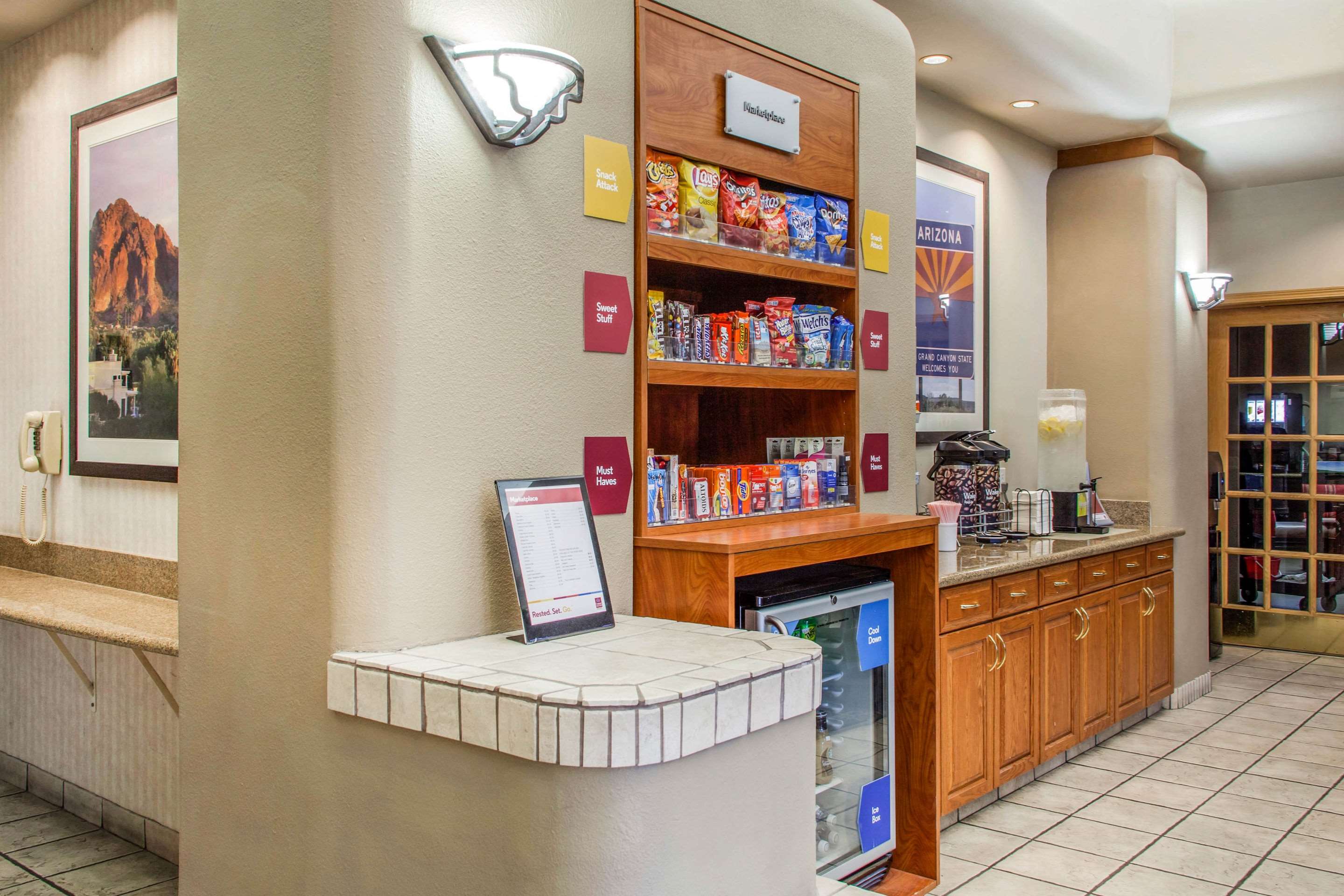 Spacious lobby with sitting area | Hotel Scottsdale