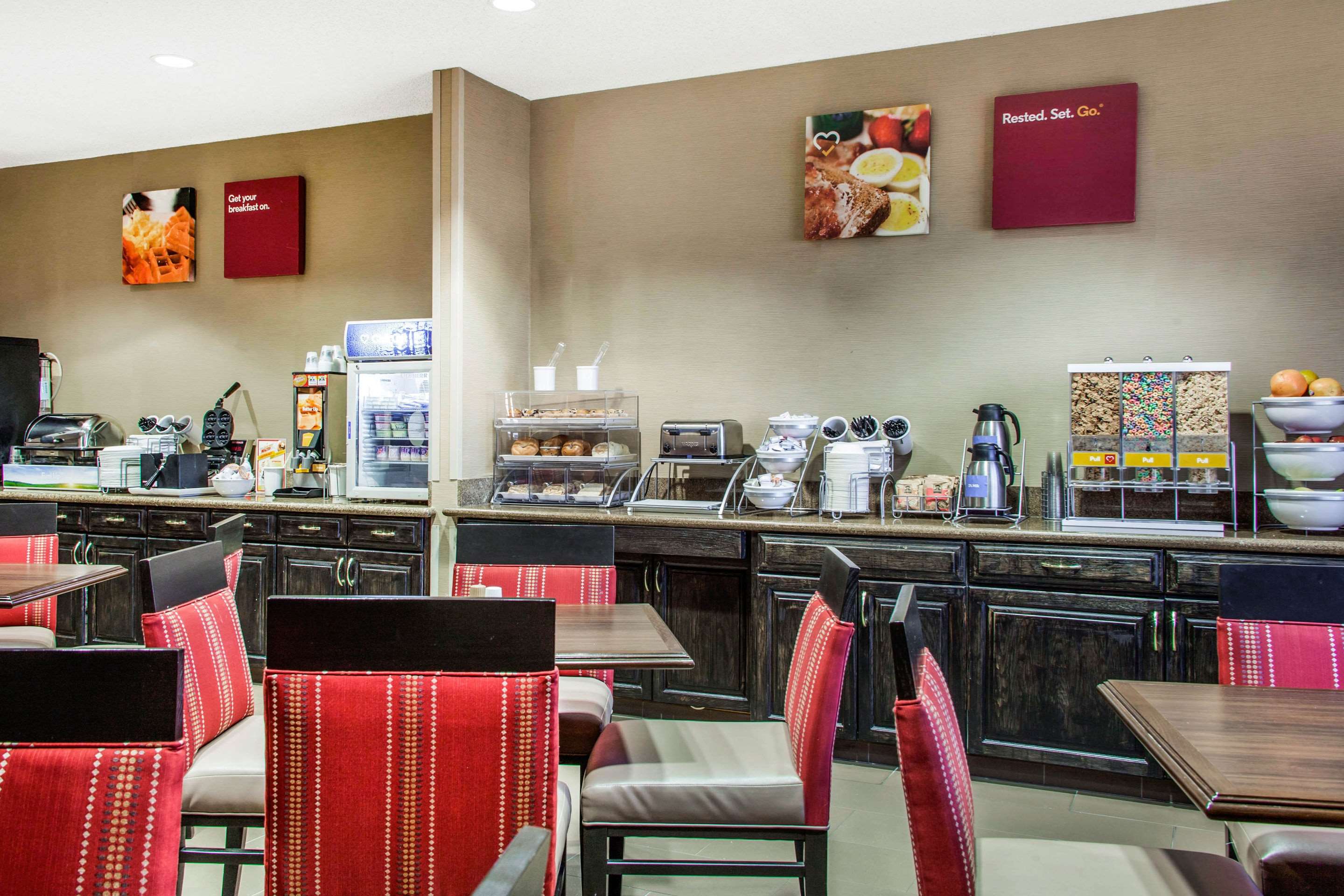 Enjoy breakfast in this seating area | Hotel Scottsdale