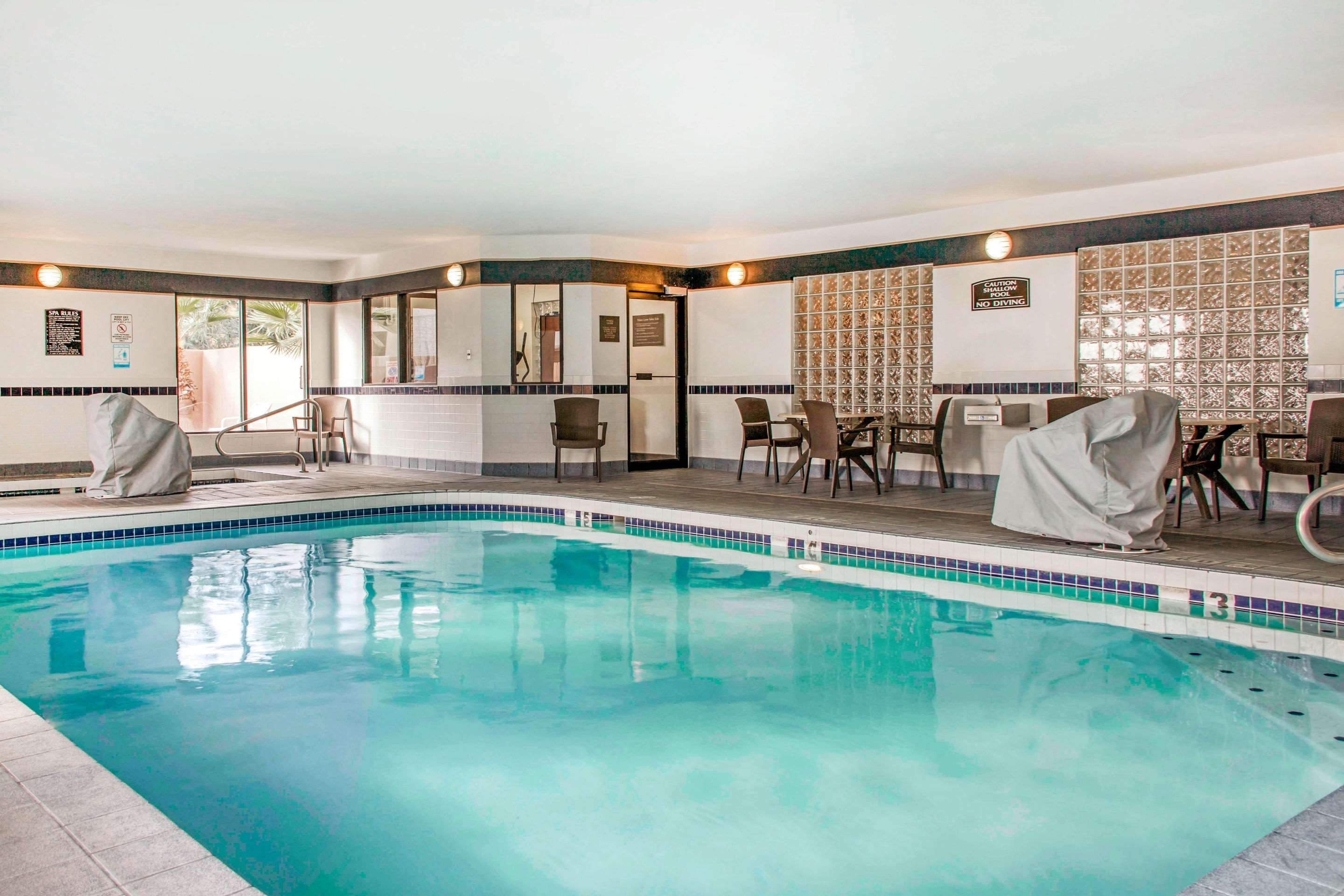 Indoor pool with hot tub | Hotel Scottsdale