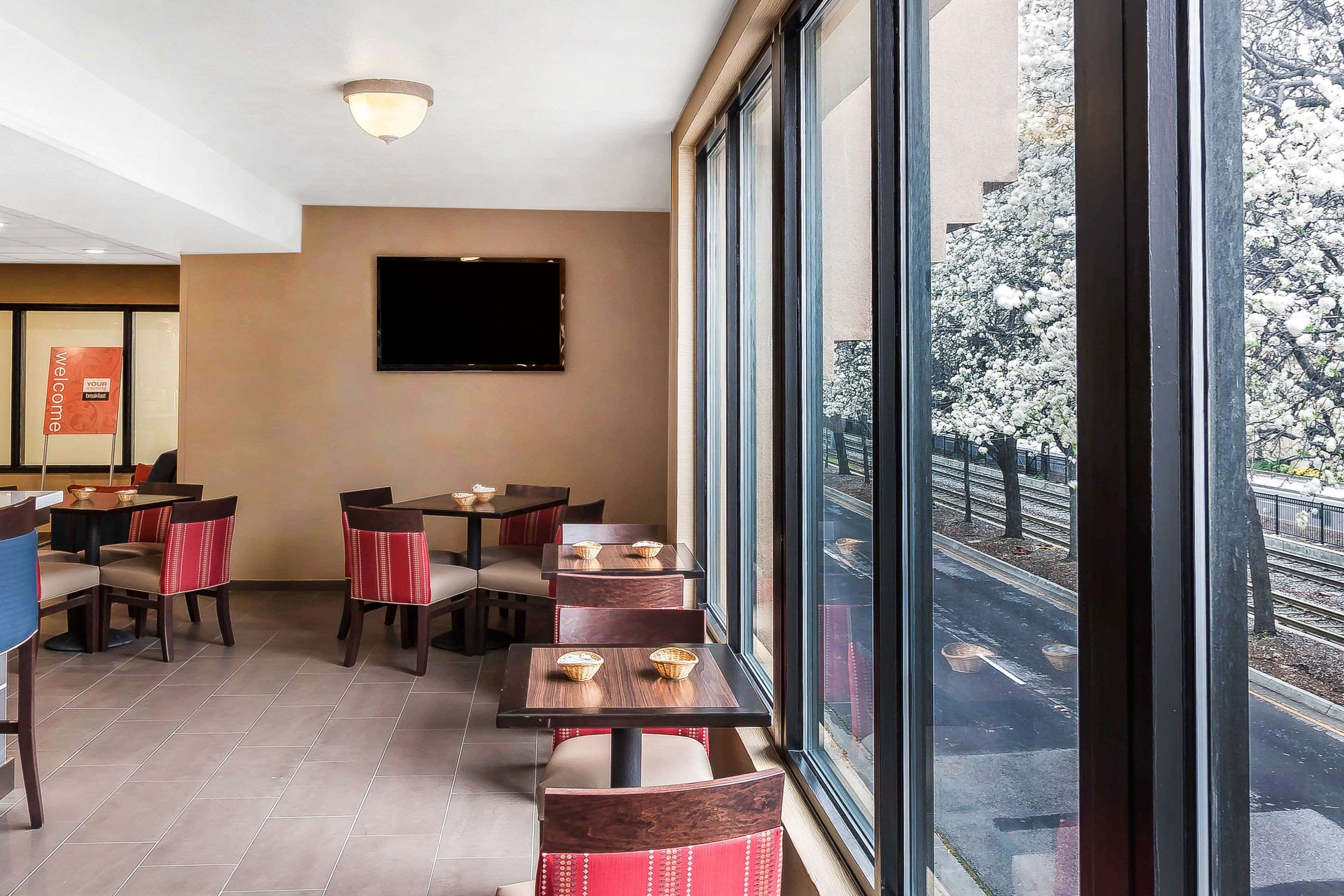 Enjoy breakfast in this seating area | Comfort Suites San Jose Airport