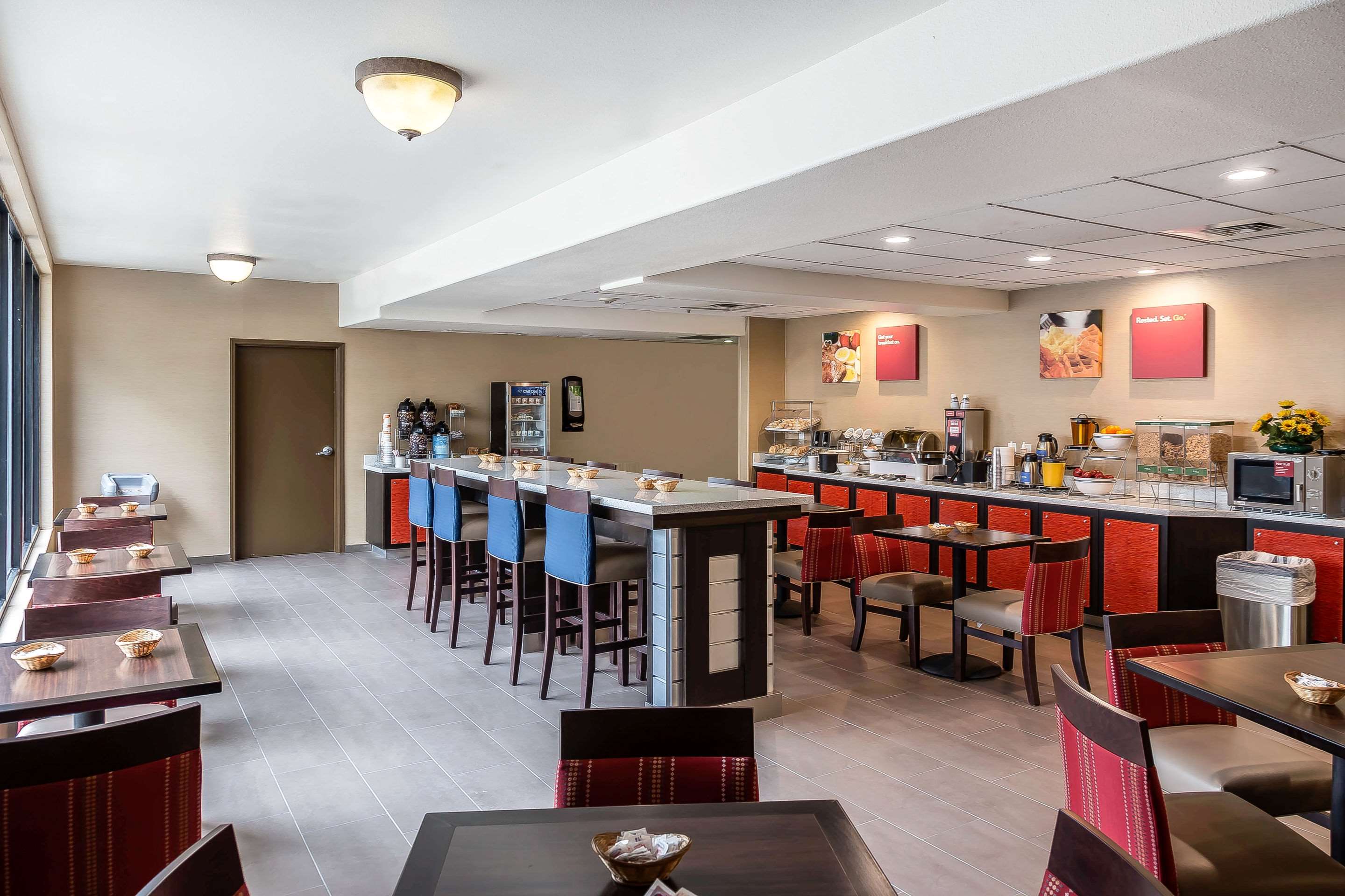 Breakfast area | Comfort Suites San Jose Airport
