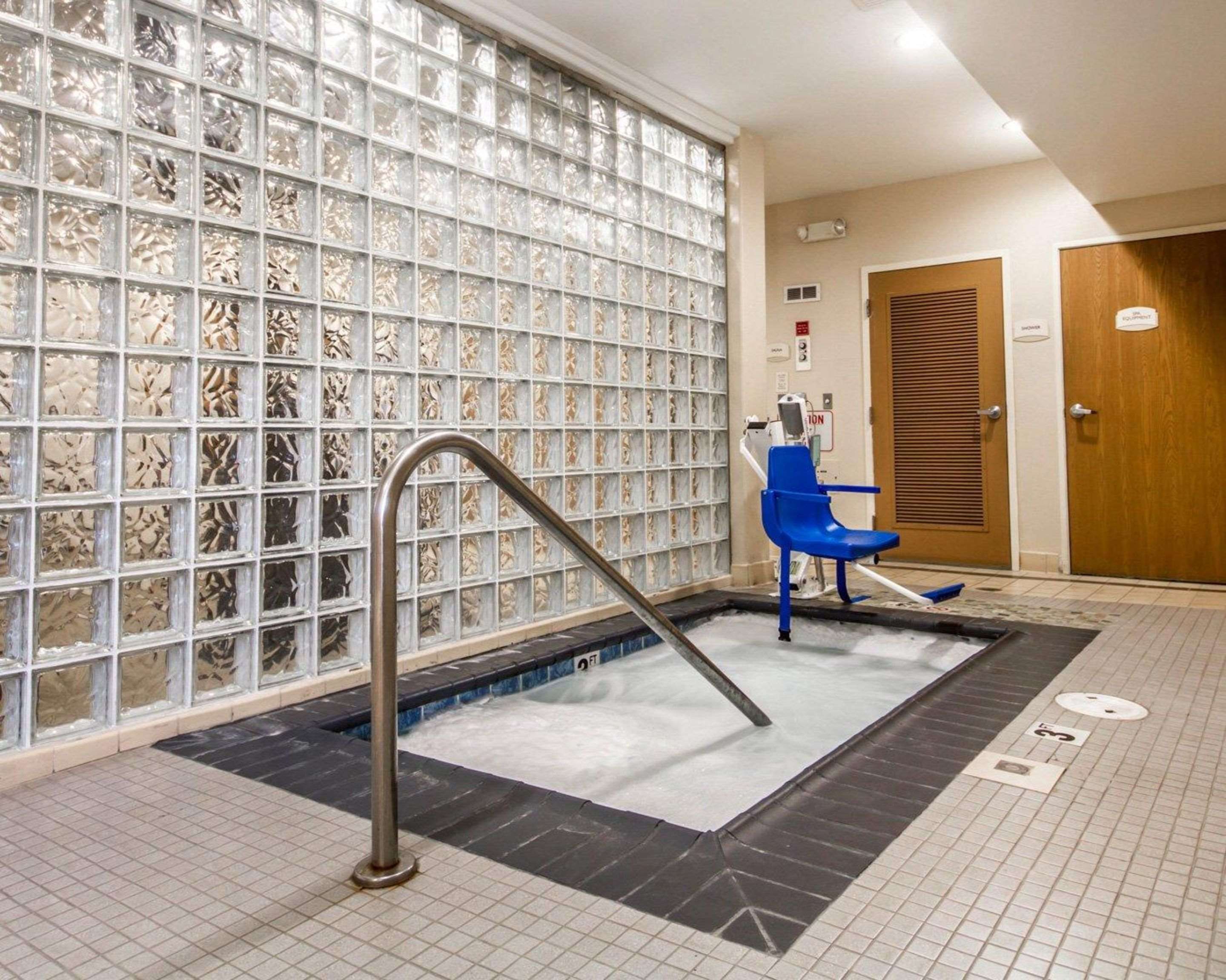 Indoor hot tub | Comfort Inn & Suites Oakland