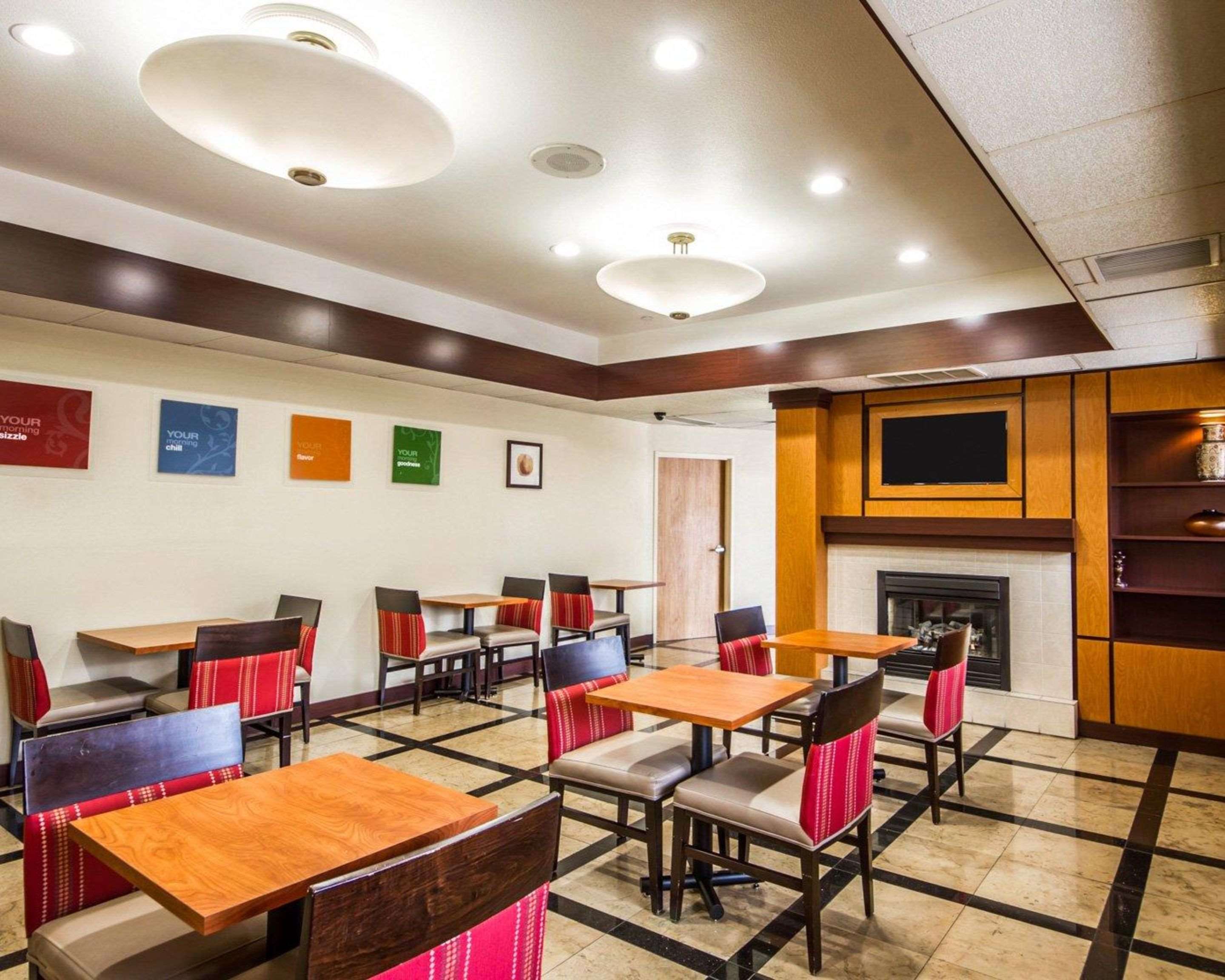 Enjoy breakfast in this seating area | Comfort Inn & Suites Oakland
