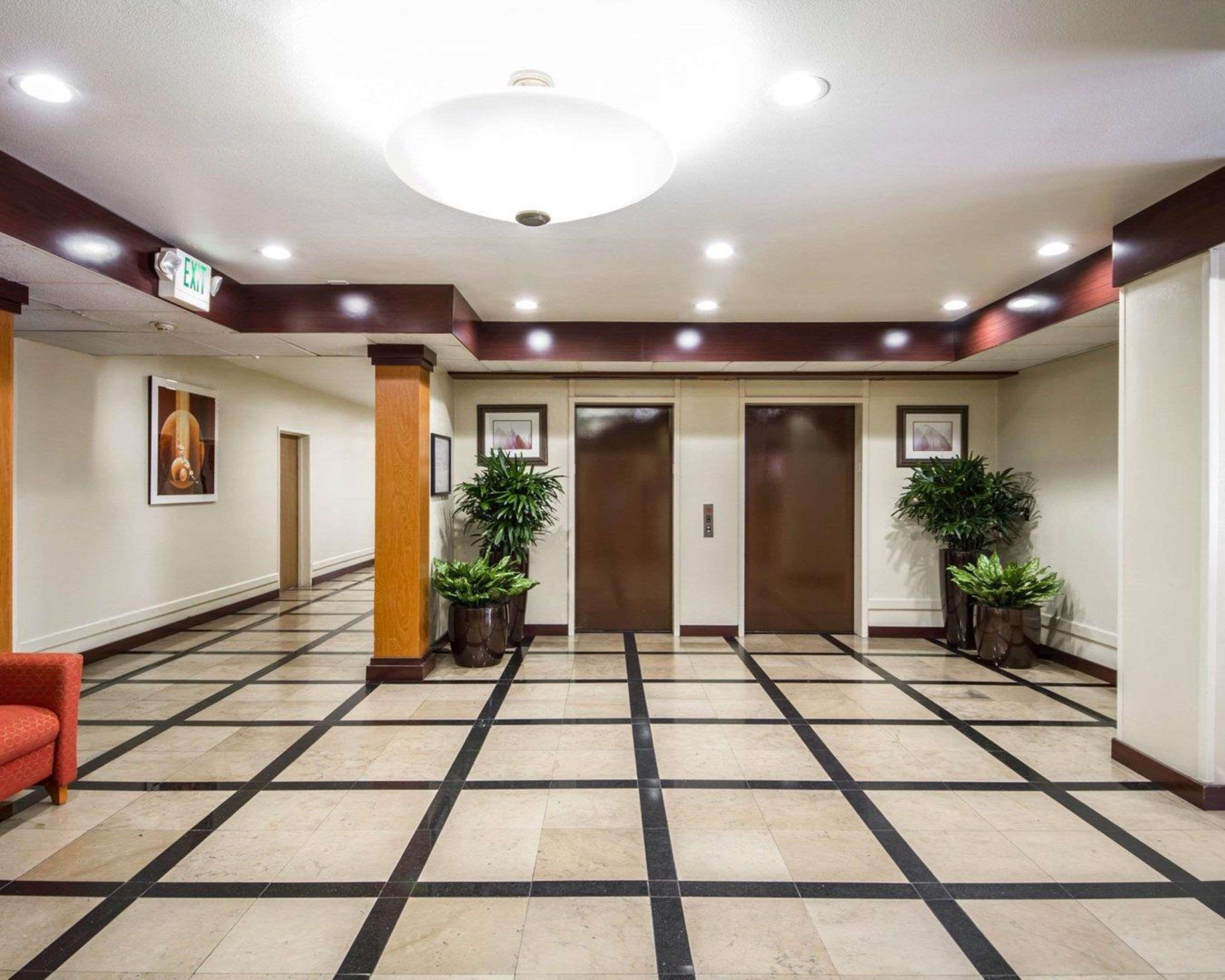 Hotel lobby | Comfort Inn & Suites Oakland
