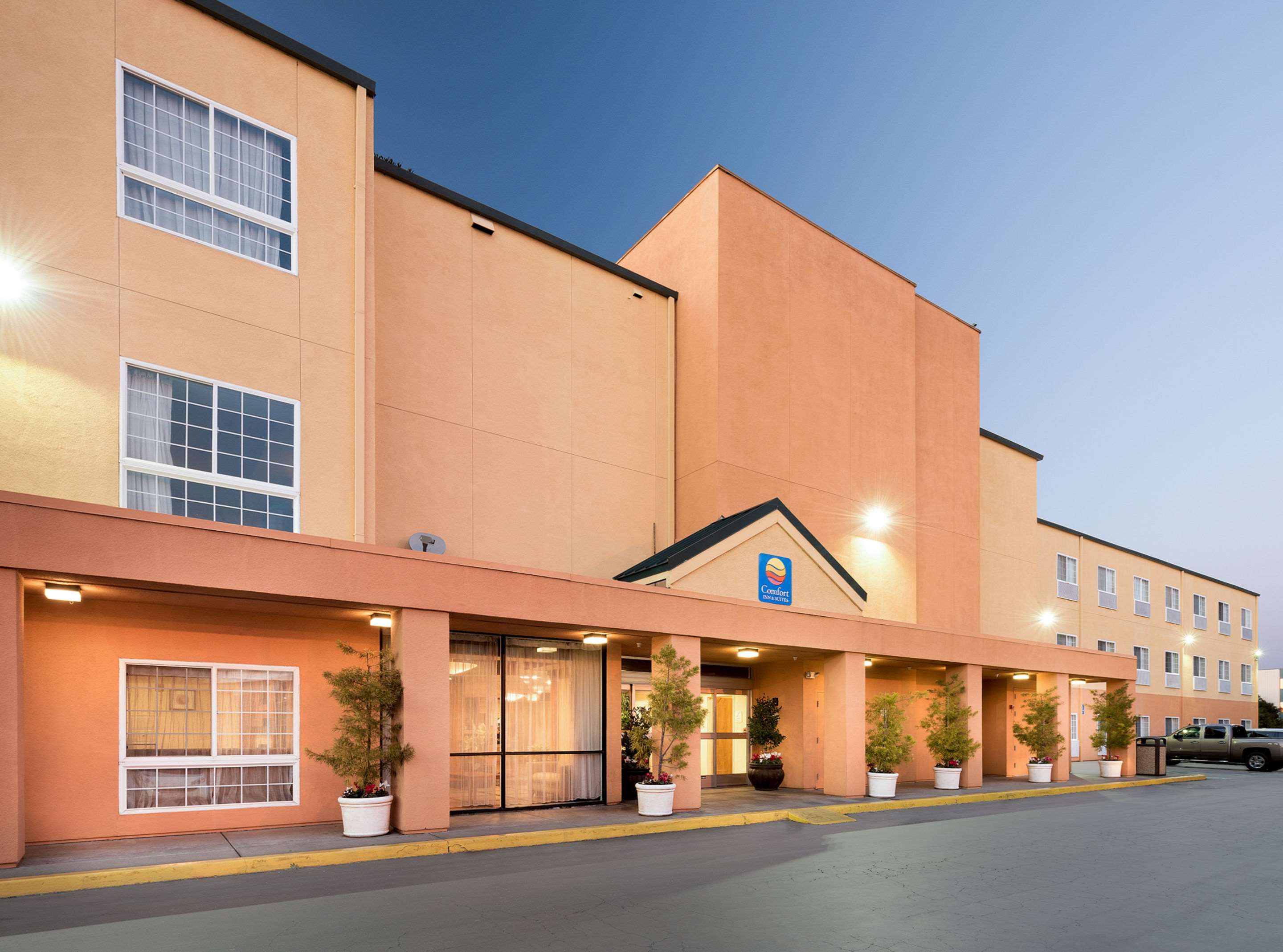 Hotel exterior | Comfort Inn & Suites Oakland