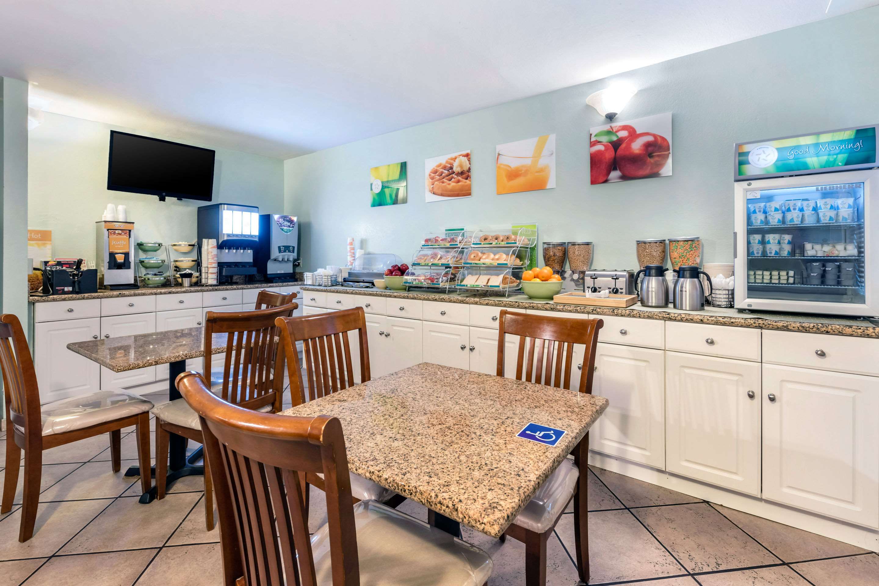 Breakfast area | Quality Inn Monterey
