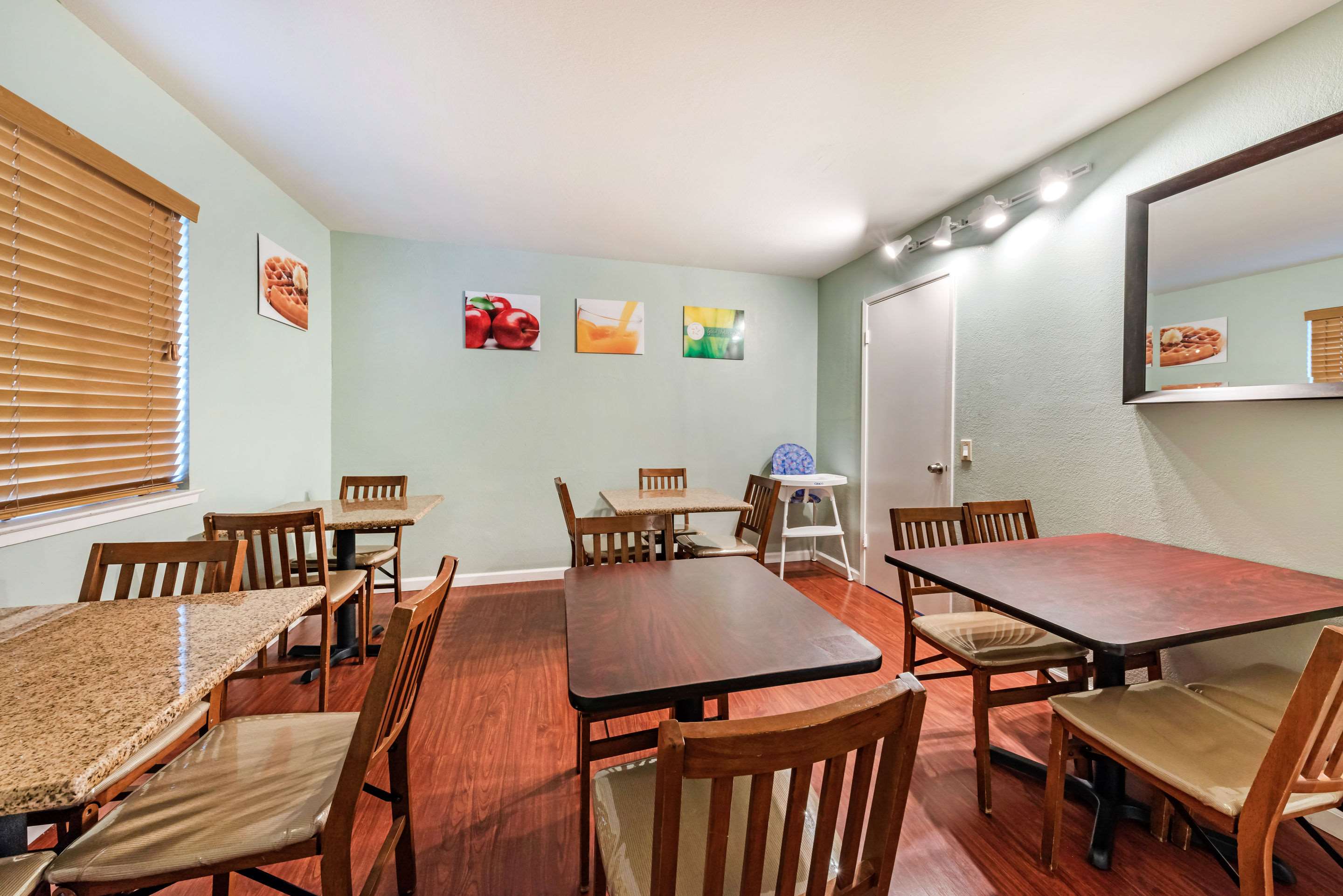 Breakfast area | Quality Inn Monterey