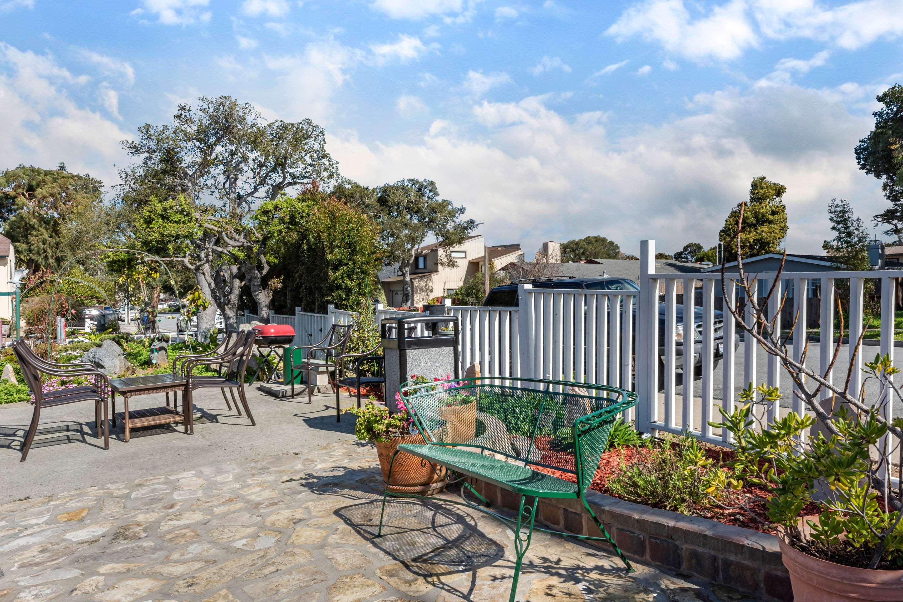 Hotel courtyard | Quality Inn Monterey