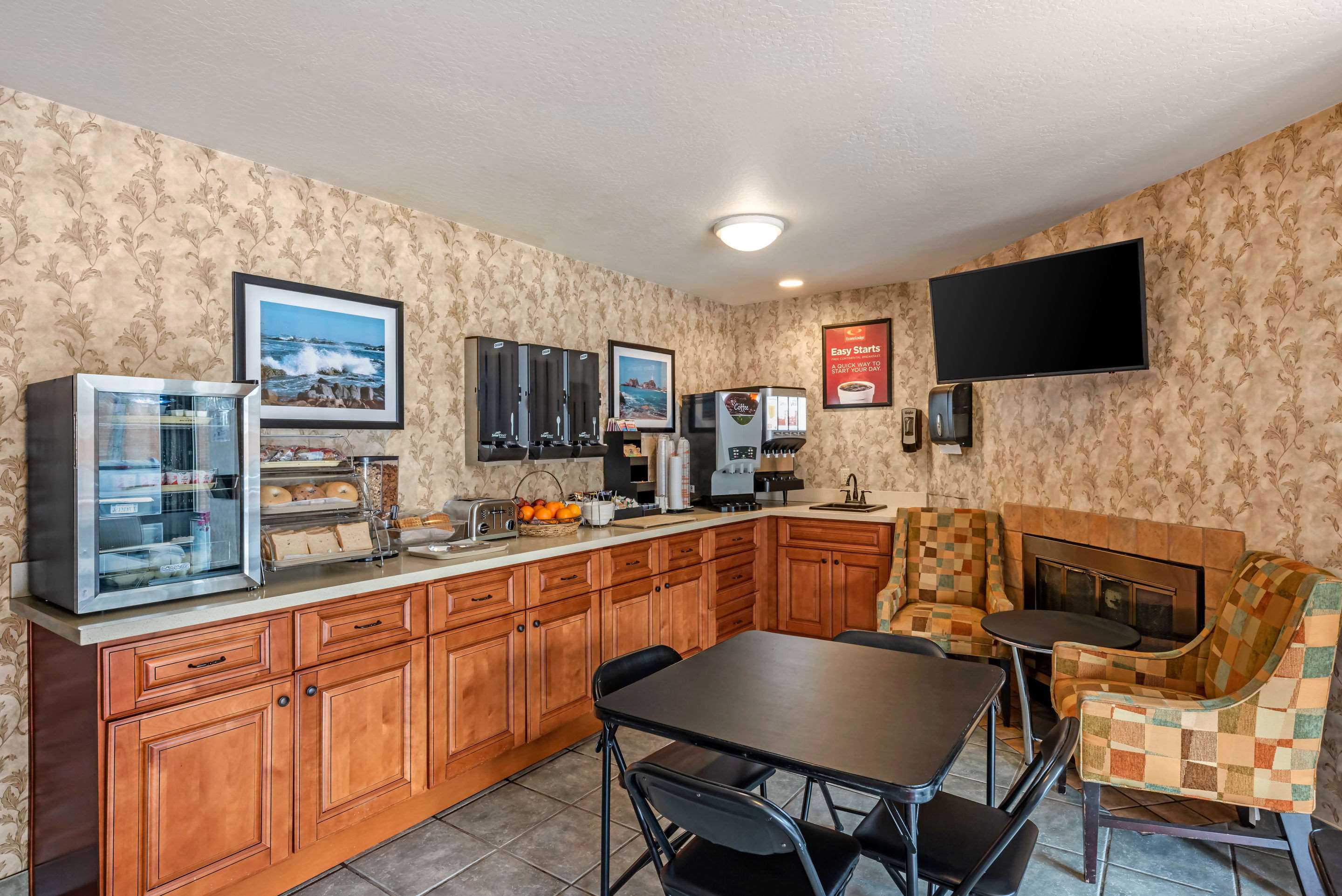 Breakfast area | Econo Lodge Bay Breeze