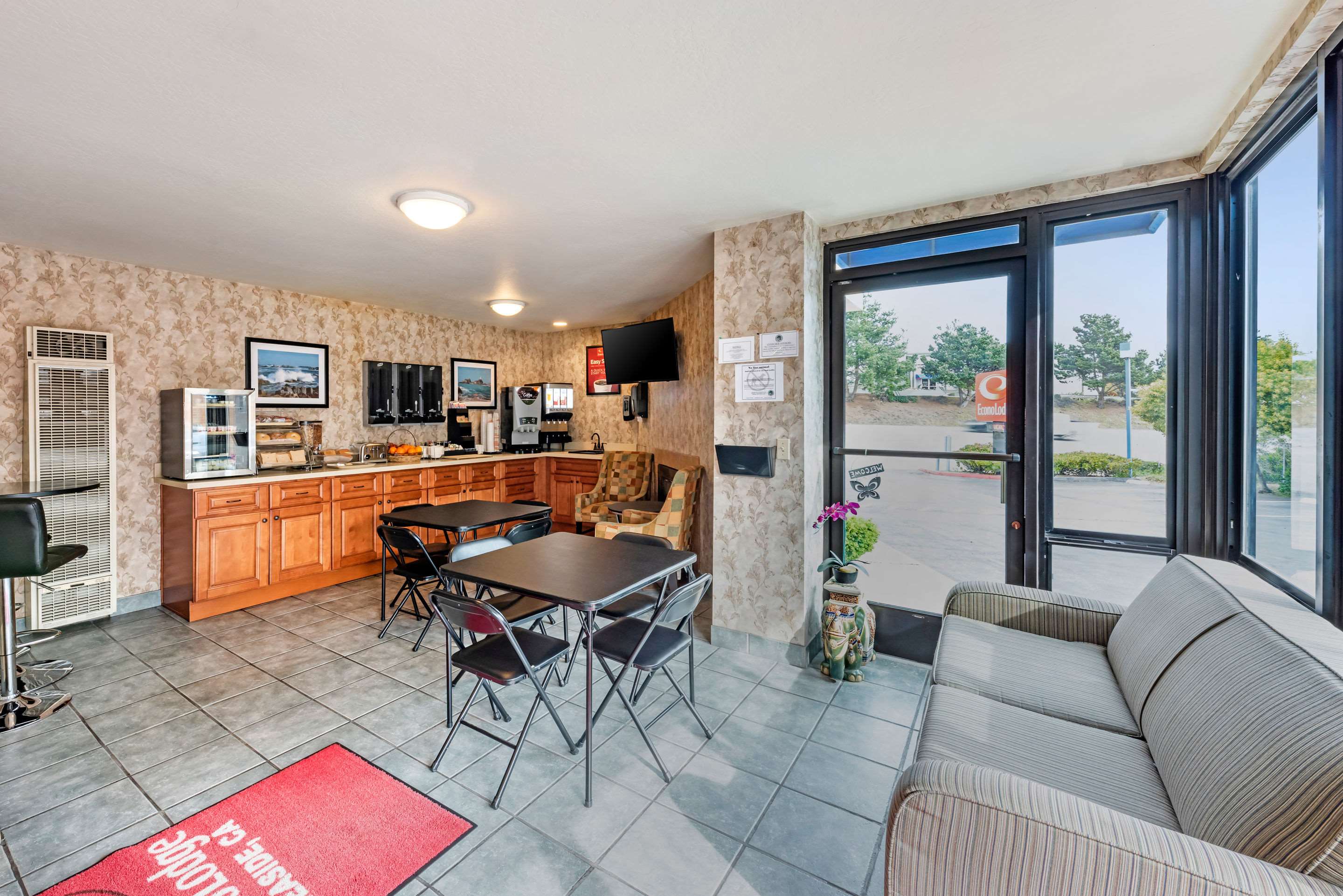 Breakfast area | Econo Lodge Bay Breeze
