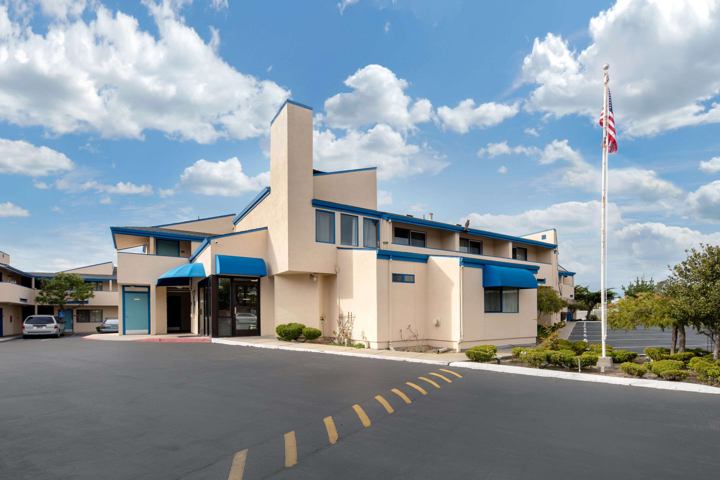 Hotel exterior | Econo Lodge Bay Breeze