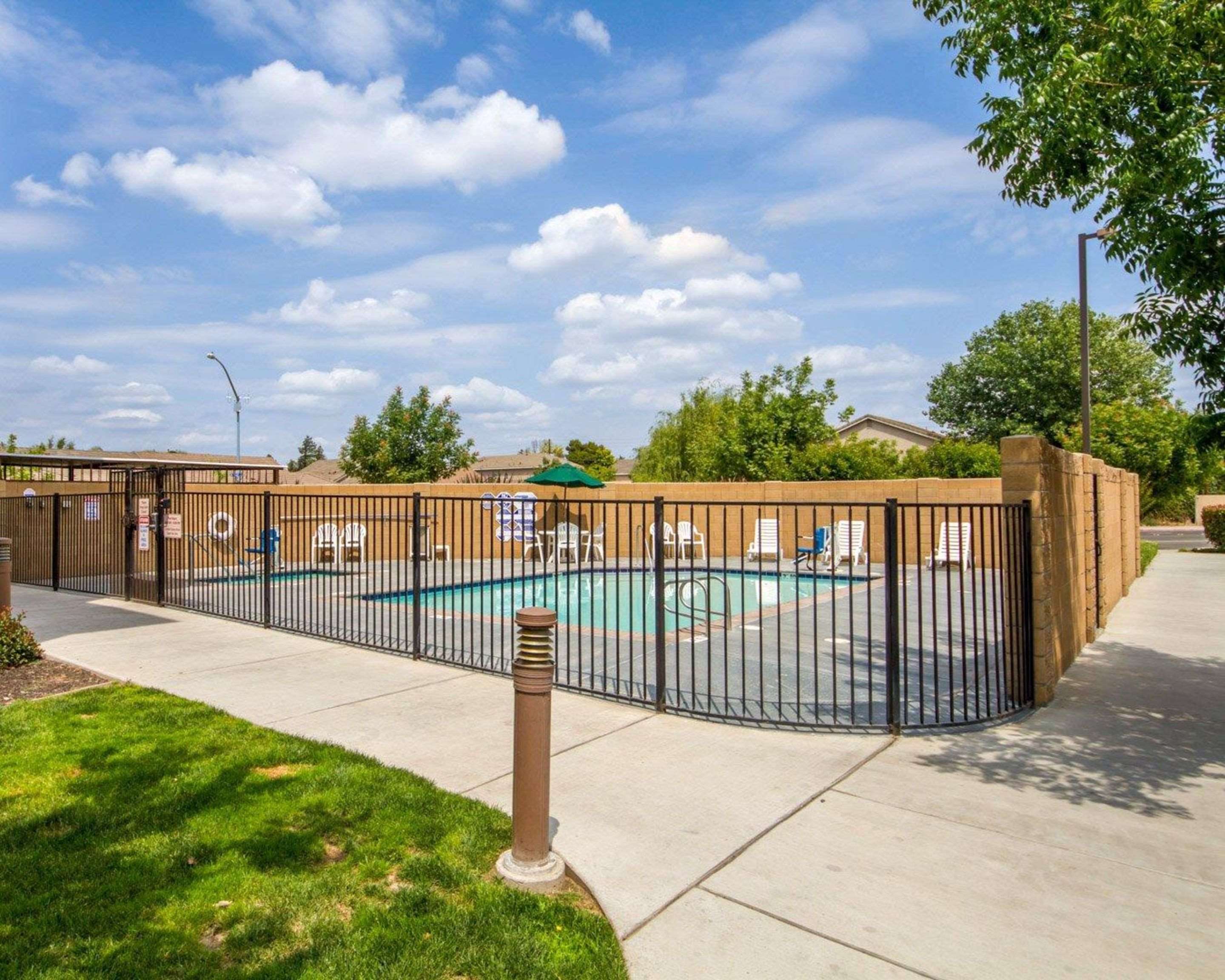 Outdoor pool | Comfort Suites Turlock