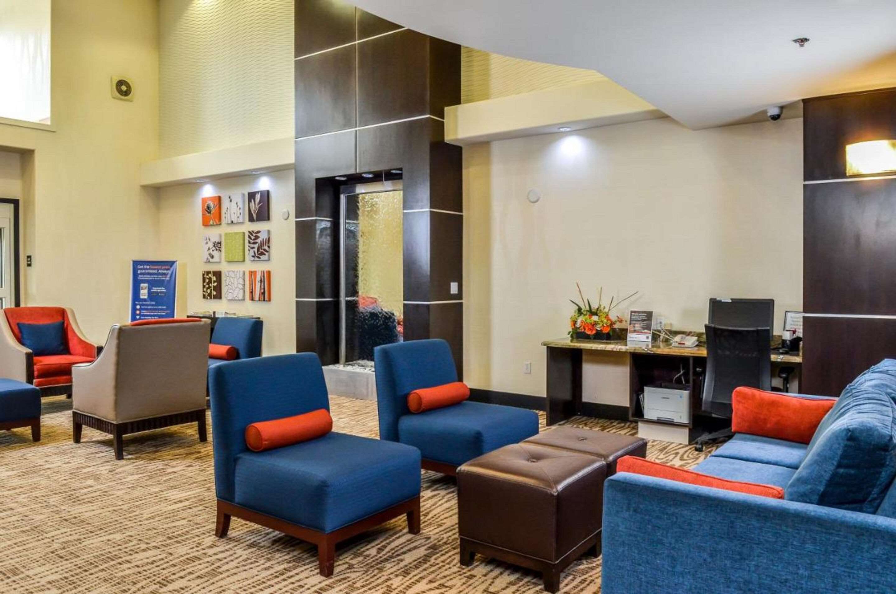 Lobby with sitting area | Comfort Suites Turlock
